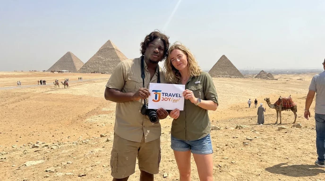 Viajeros en Pyramids of Giza, Cairo – Tour de Descubrimiento Definitivo de Egipto de 16 Días
