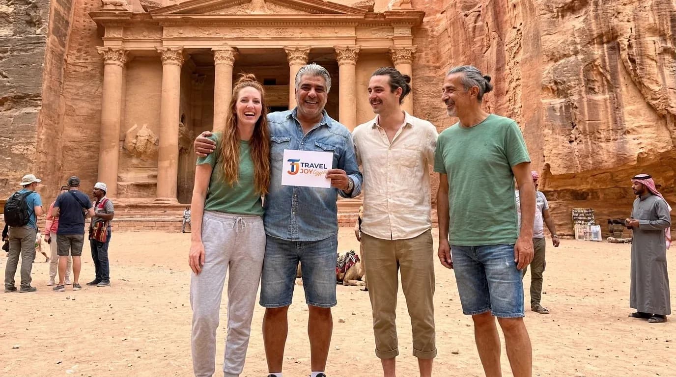 Cestovatelé u Petra Treasury, Jordan – 20denní Velký okruh Egyptem, Jordánskem a Tureckem