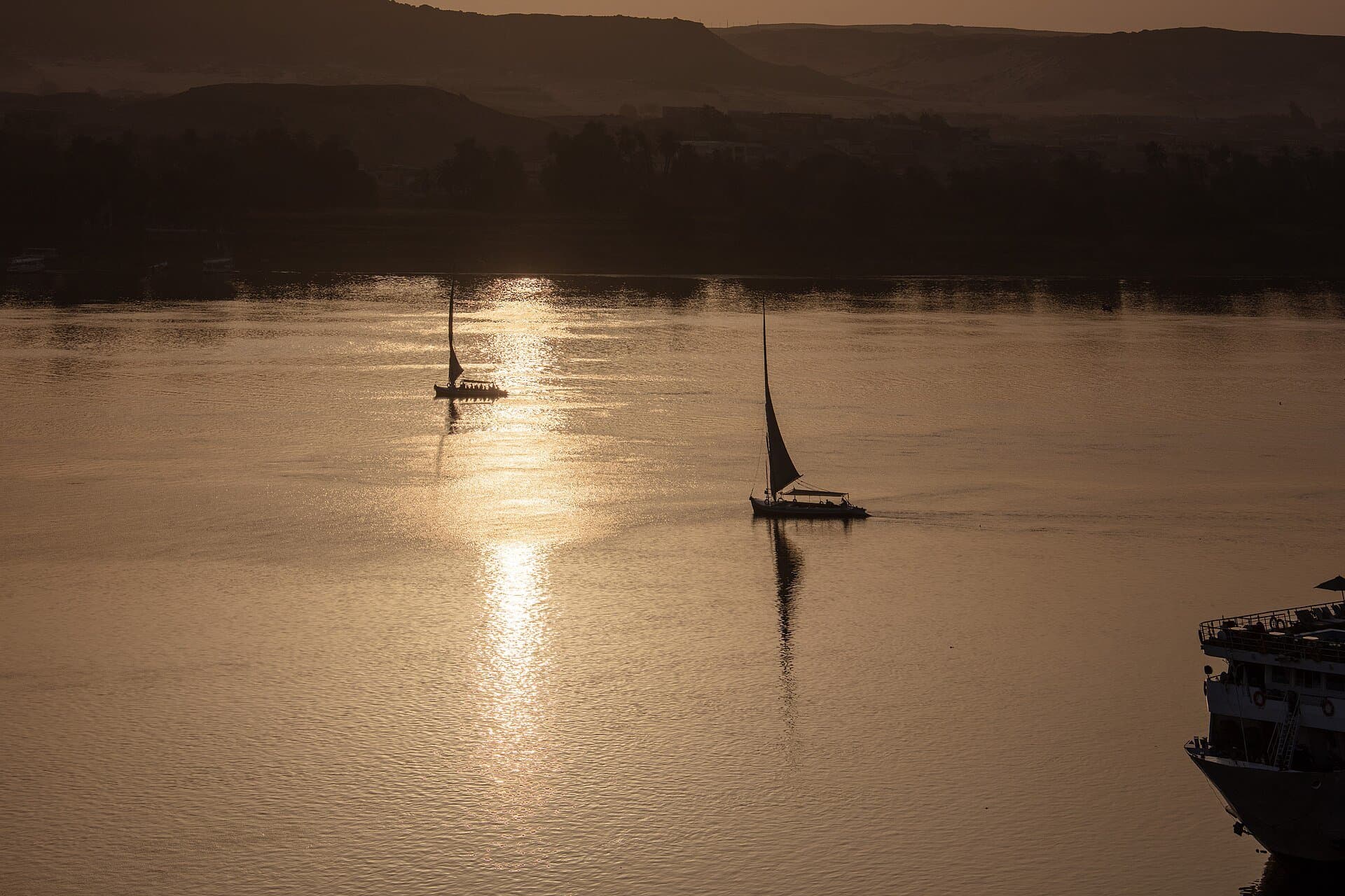 Nile's Golden Embrace: A Grand Egyptian Odyssey