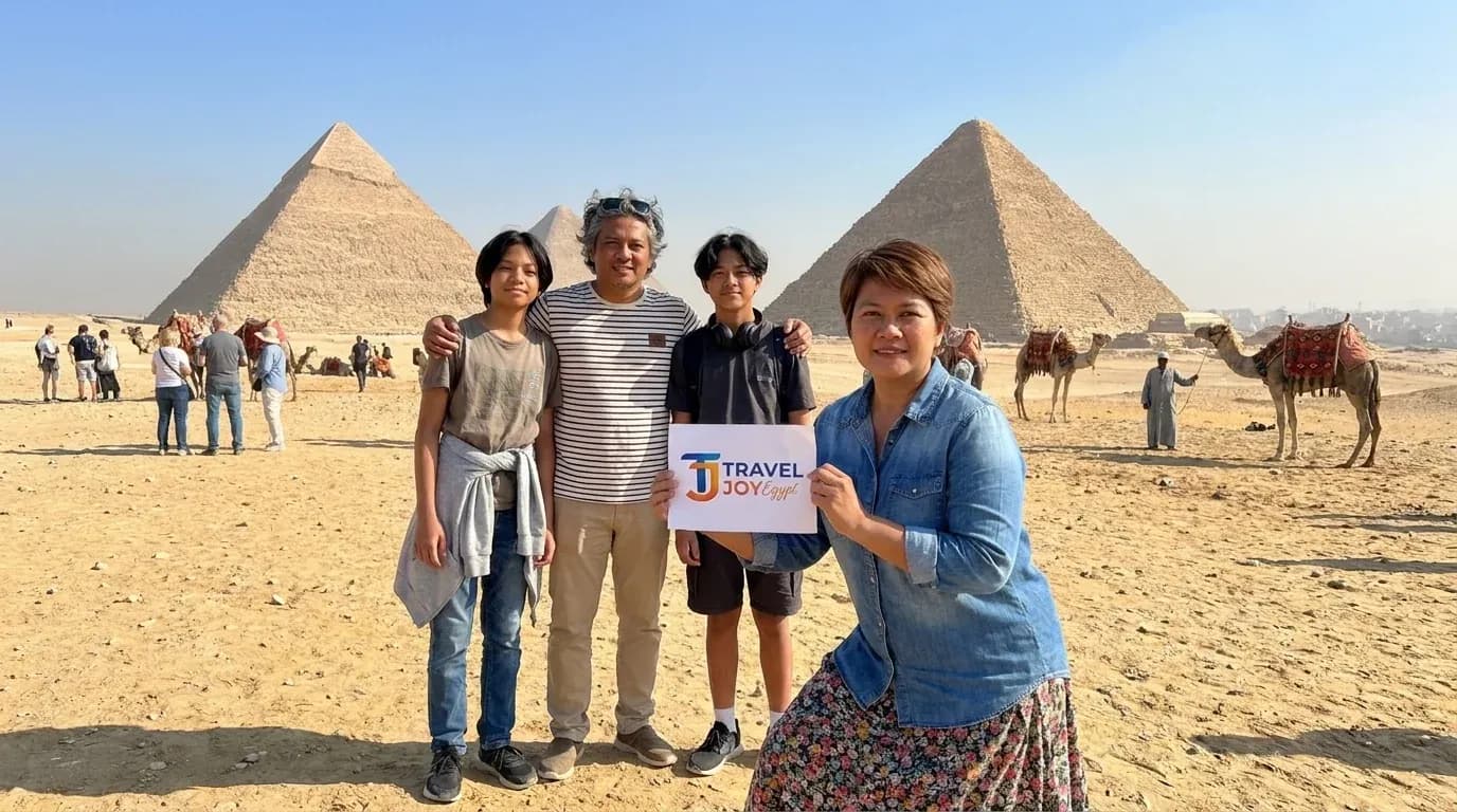 Viajeros en Pyramids of Giza, Cairo – Aventura Familiar en Egipto: 14 Días en El Cairo, Nilo, Mar Rojo
