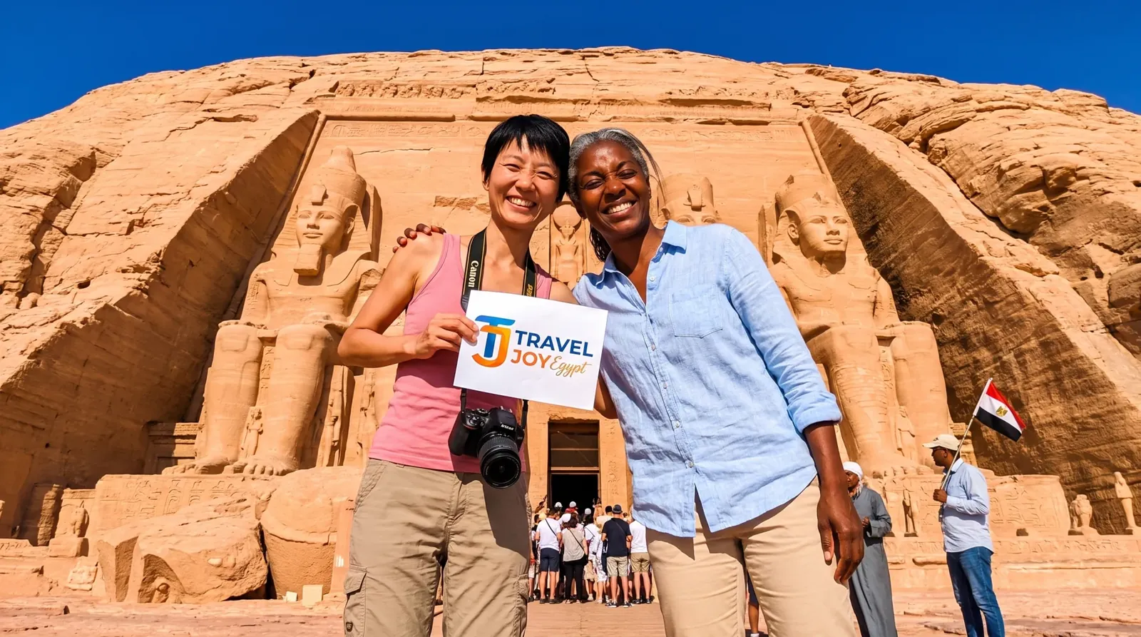 Reisende bei Abu Simbel Temples, Aswan – 10-tägige Ägypten: Pyramiden, Nil & Rotes Meer Glückseligkeit