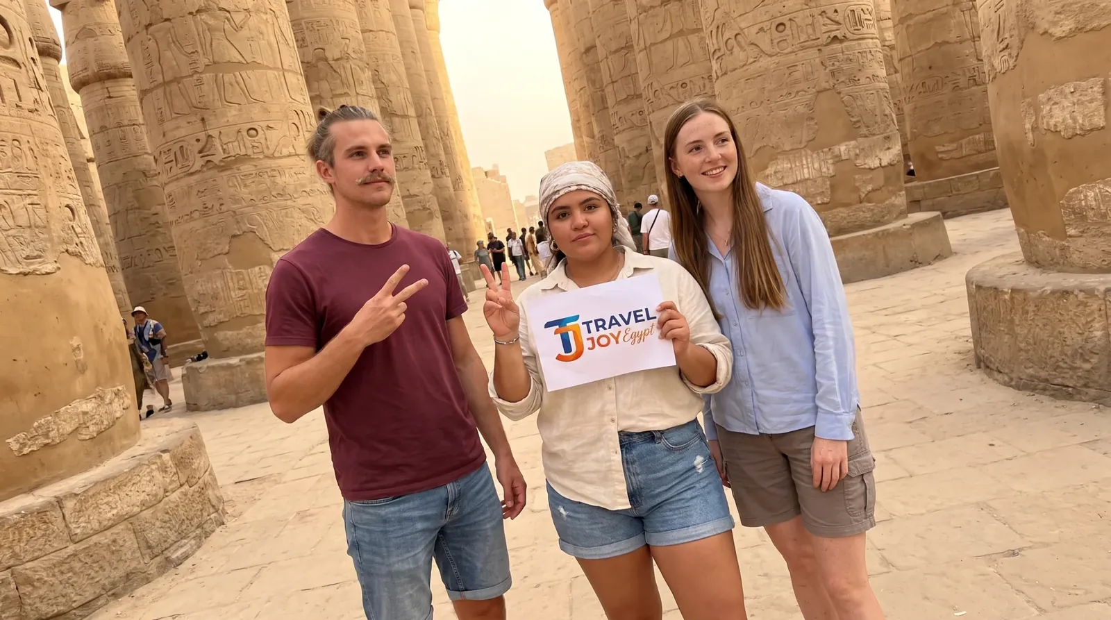 Reisende bei Karnak Temple, Luxor – 10-tägiges Abenteuer in Kairo, auf dem Nil und in der Sahara