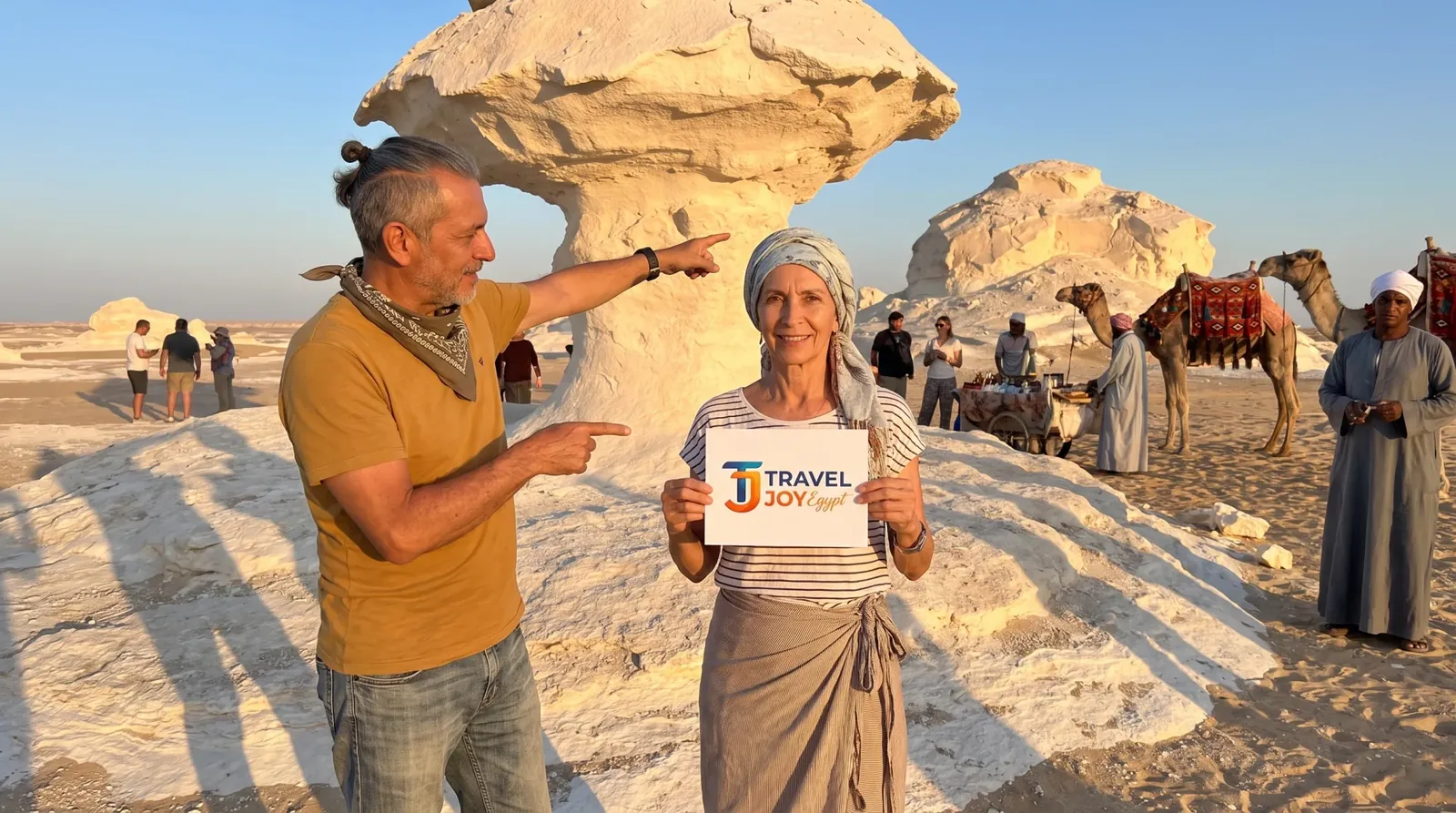 Reisende bei White Desert, Farafra – 10-tägiges Abenteuer in Kairo, auf dem Nil und in der Sahara