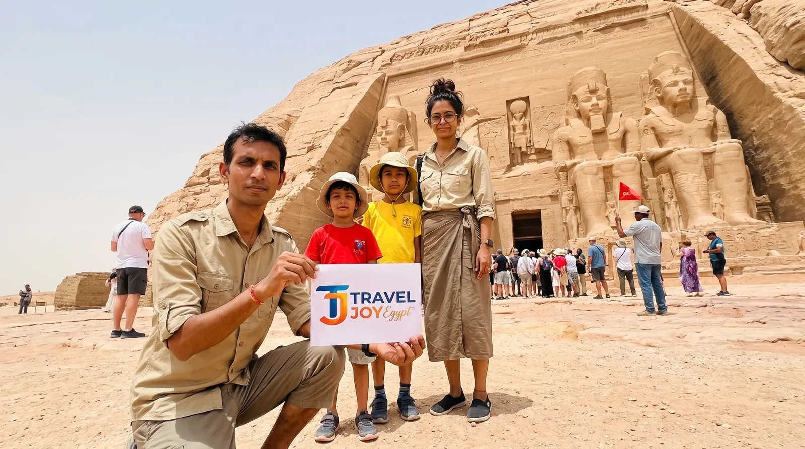 Reisende bei Abu Simbel Temples, Aswan – 10 Tage Osterurlaub in Ägypten