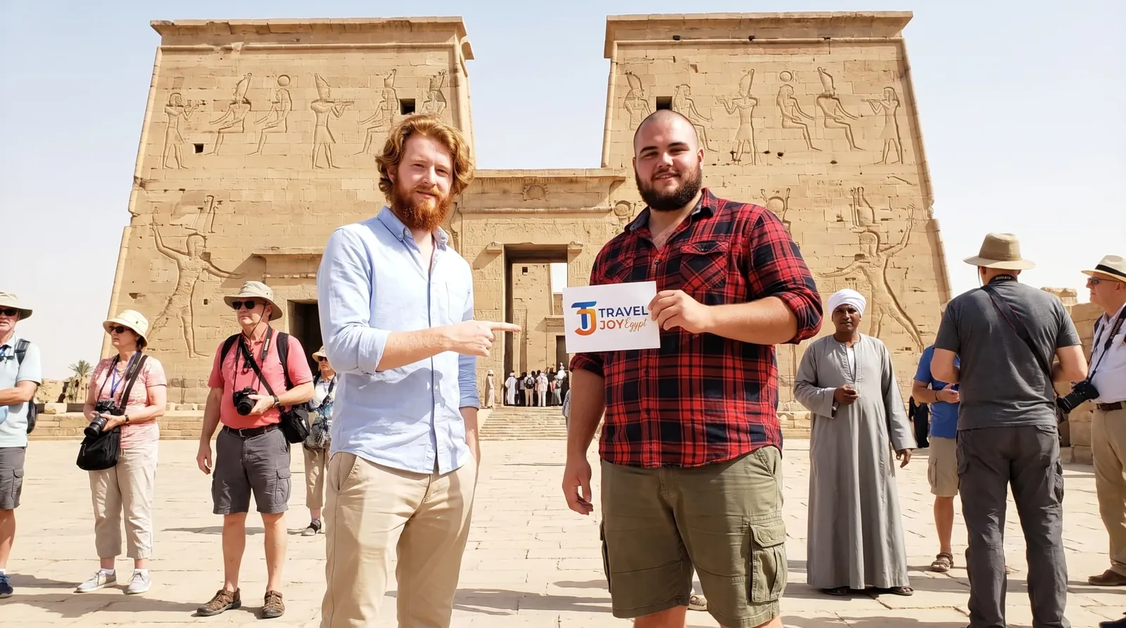 Viajeros en Philae Temple, Aswan – Paquete de viaje de 10 días a Egipto y Jordania