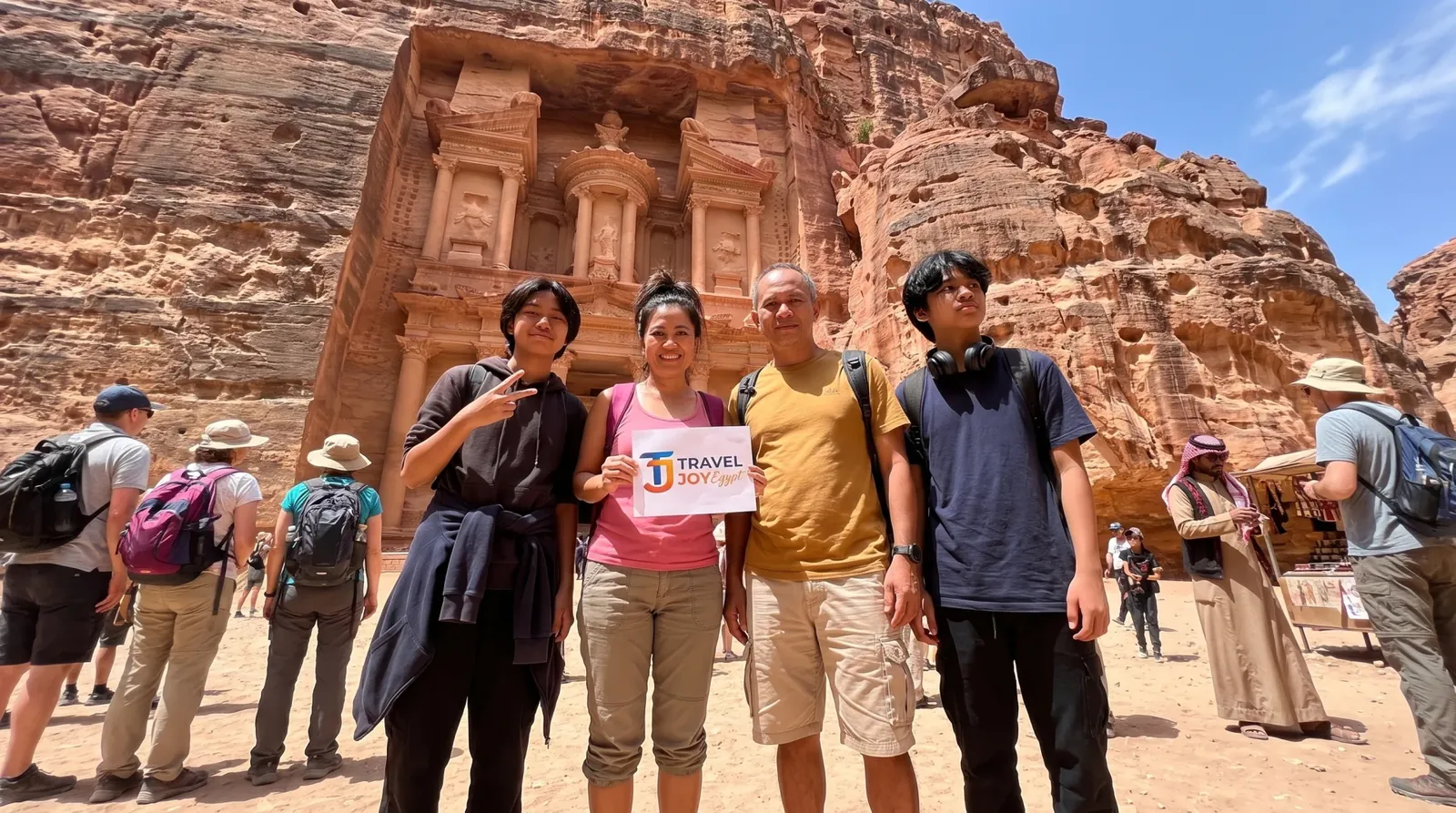Viajeros en Petra Treasury, Jordan – Paquete de viaje de 10 días a Egipto y Jordania
