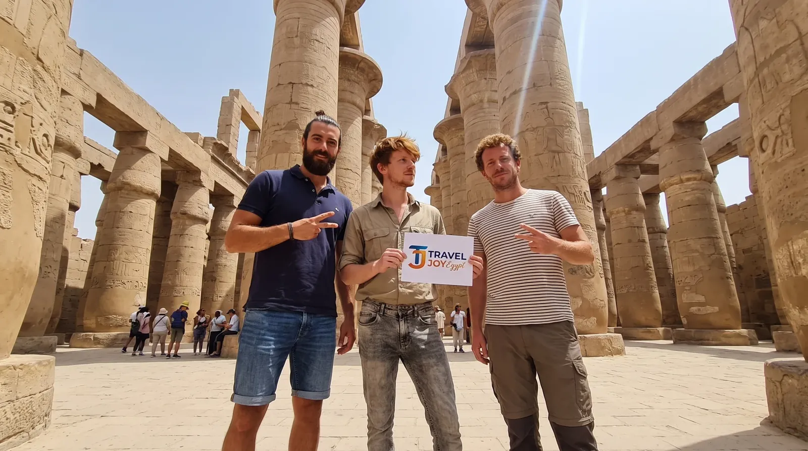 Cestovatelé u Karnak Temple, Luxor – 10denní Egypt a Jordánsko: Pyramidy, Nilu a Petra
