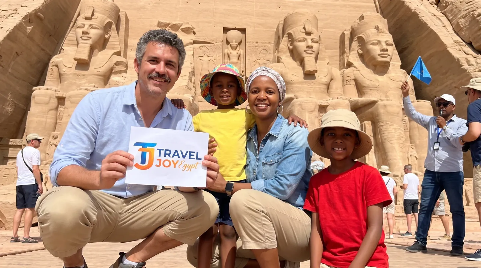 Viajeros en Abu Simbel Temples, Aswan – Tour de Lujo por Egipto y Turquía: Pirámides, Nilo, Estambul