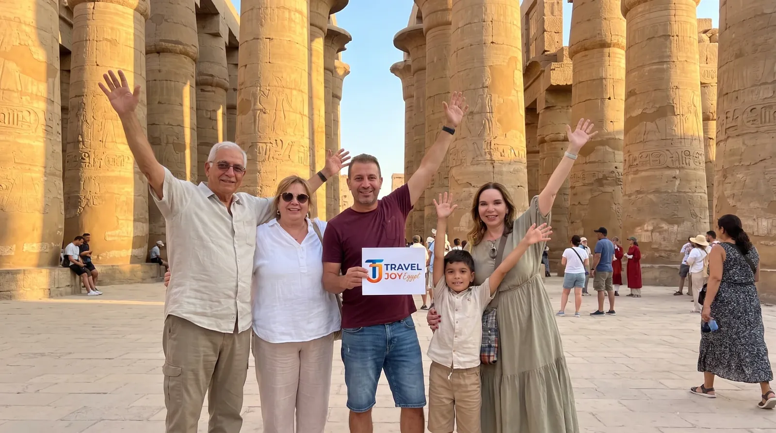 Viajeros en Karnak Temple, Luxor – Tour de Lujo por Egipto y Turquía: Pirámides, Nilo, Estambul