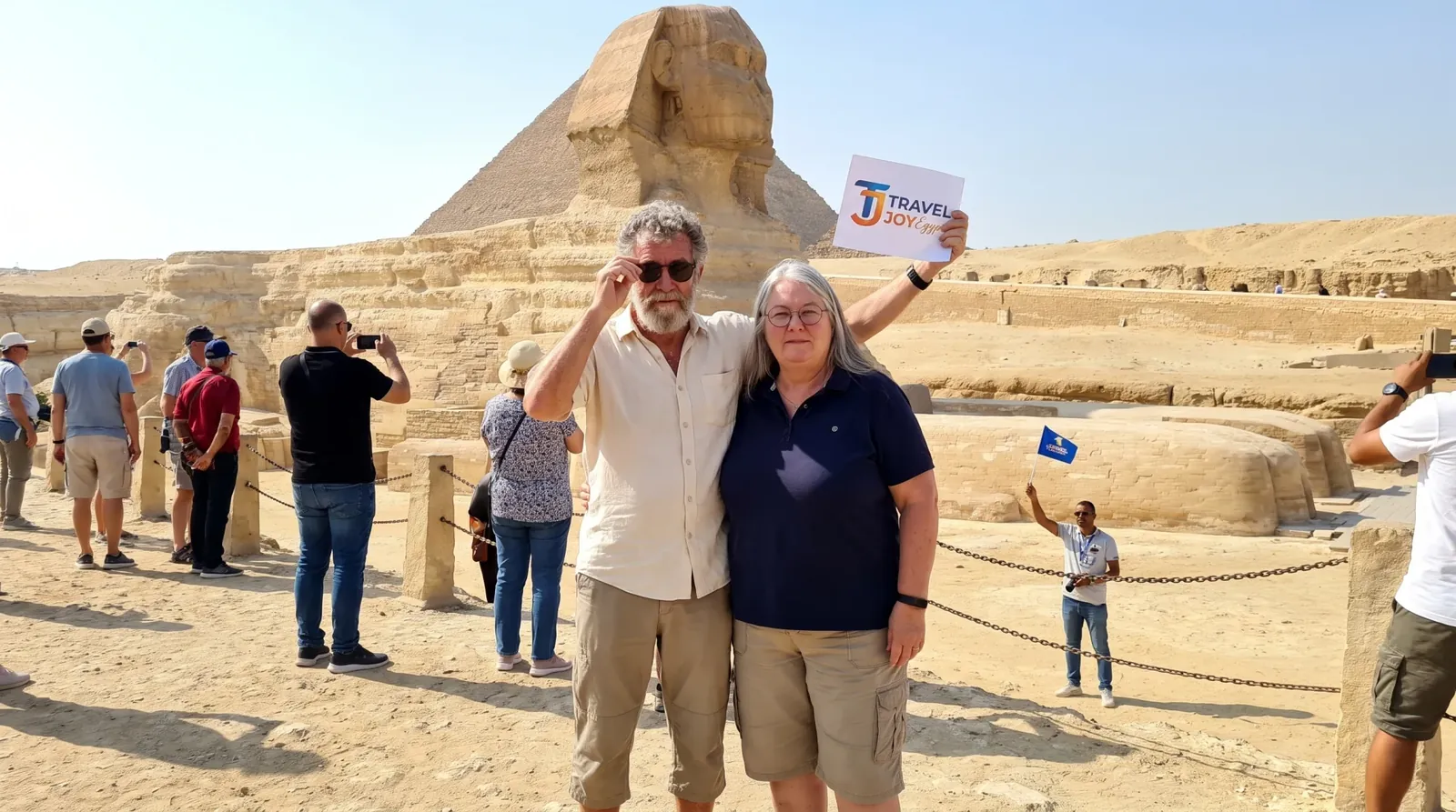 Cestovatelé u Great Sphinx of Giza – 10denní zájezd do Egypta: Pyramidy, Luxor a Rudé moře