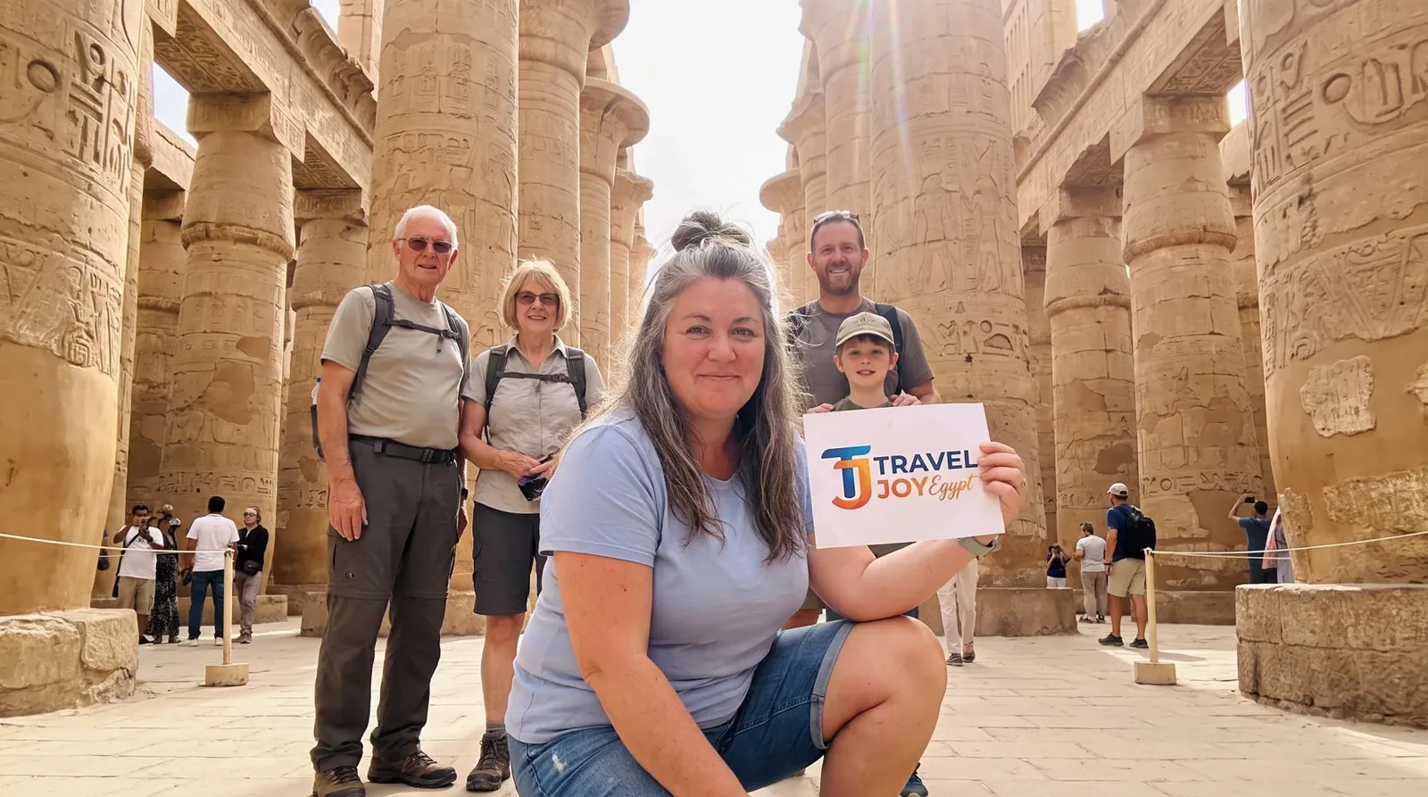 Viajantes em Karnak Temple, Luxor – Escapada de 10 Dias pela História do Egito e Mar Vermelho