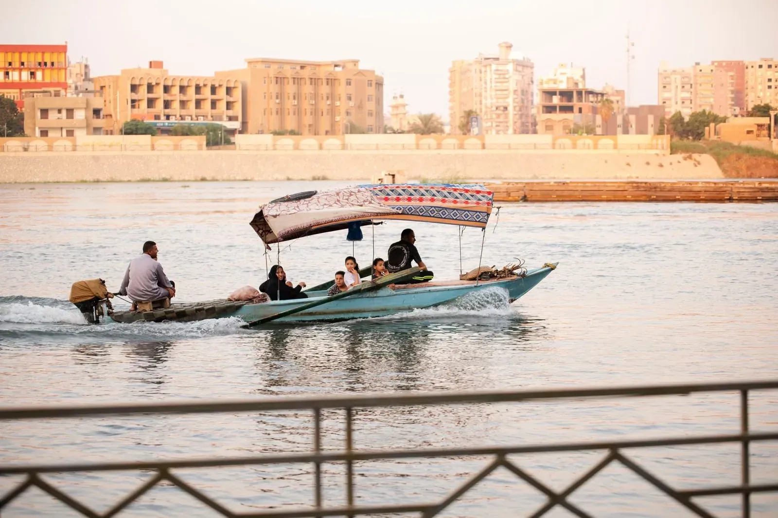 Nile cruise between Luxor and Aswan – Tour Egito para Idosos de 10 Dias: Cairo, Hurghada & Nilo