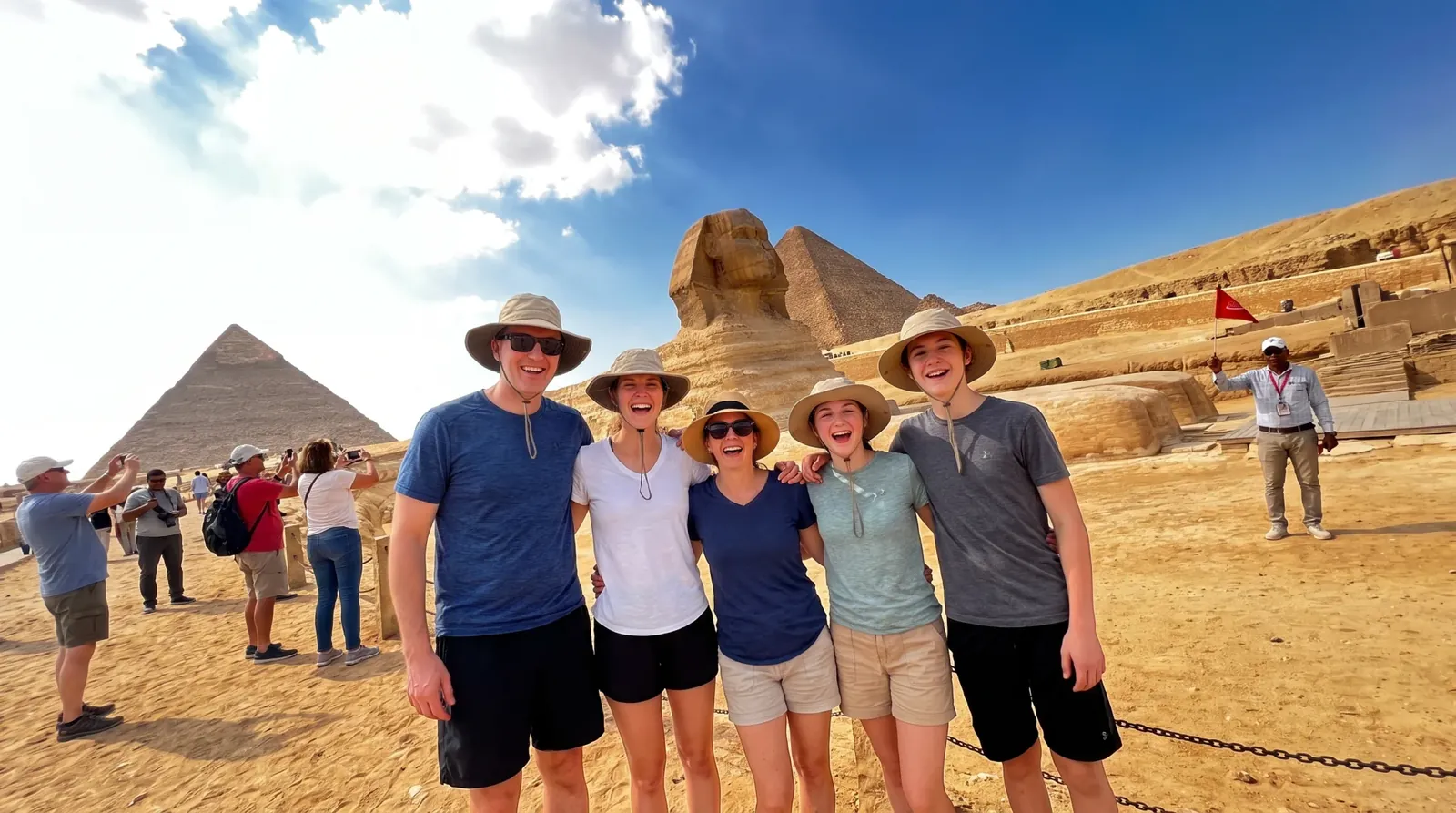 Viajantes em Great Sphinx of Giza – Tour Egito para Idosos de 10 Dias: Cairo, Hurghada & Nilo