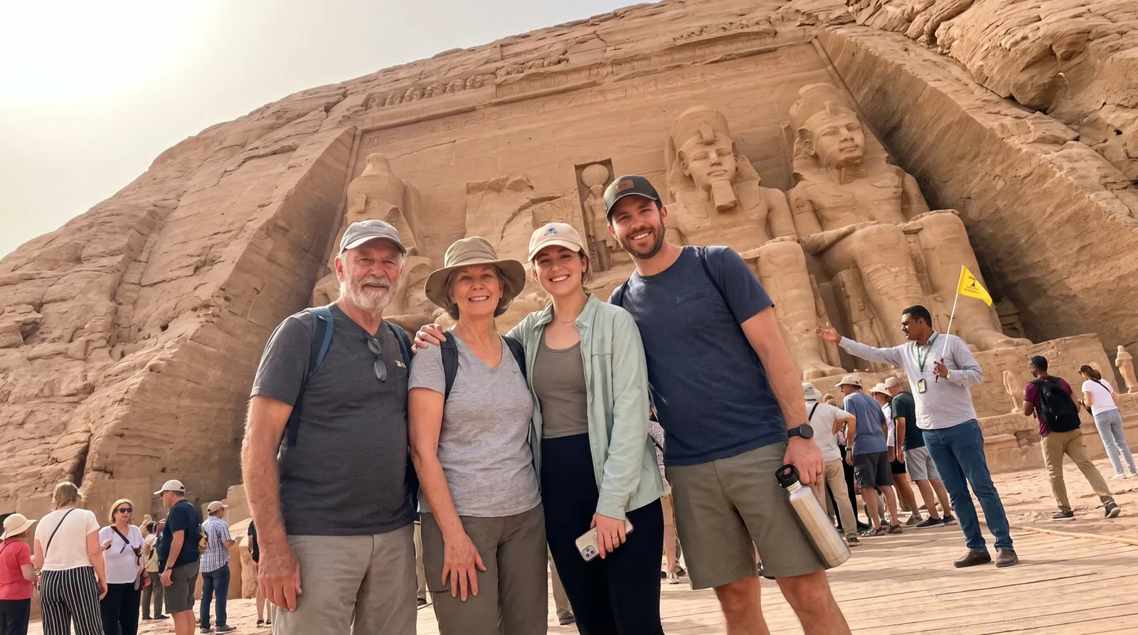 Reisende bei Abu Simbel Temples, Aswan – 10-tägige Grand Egypt Tour: Kairo, Luxor, Assuan