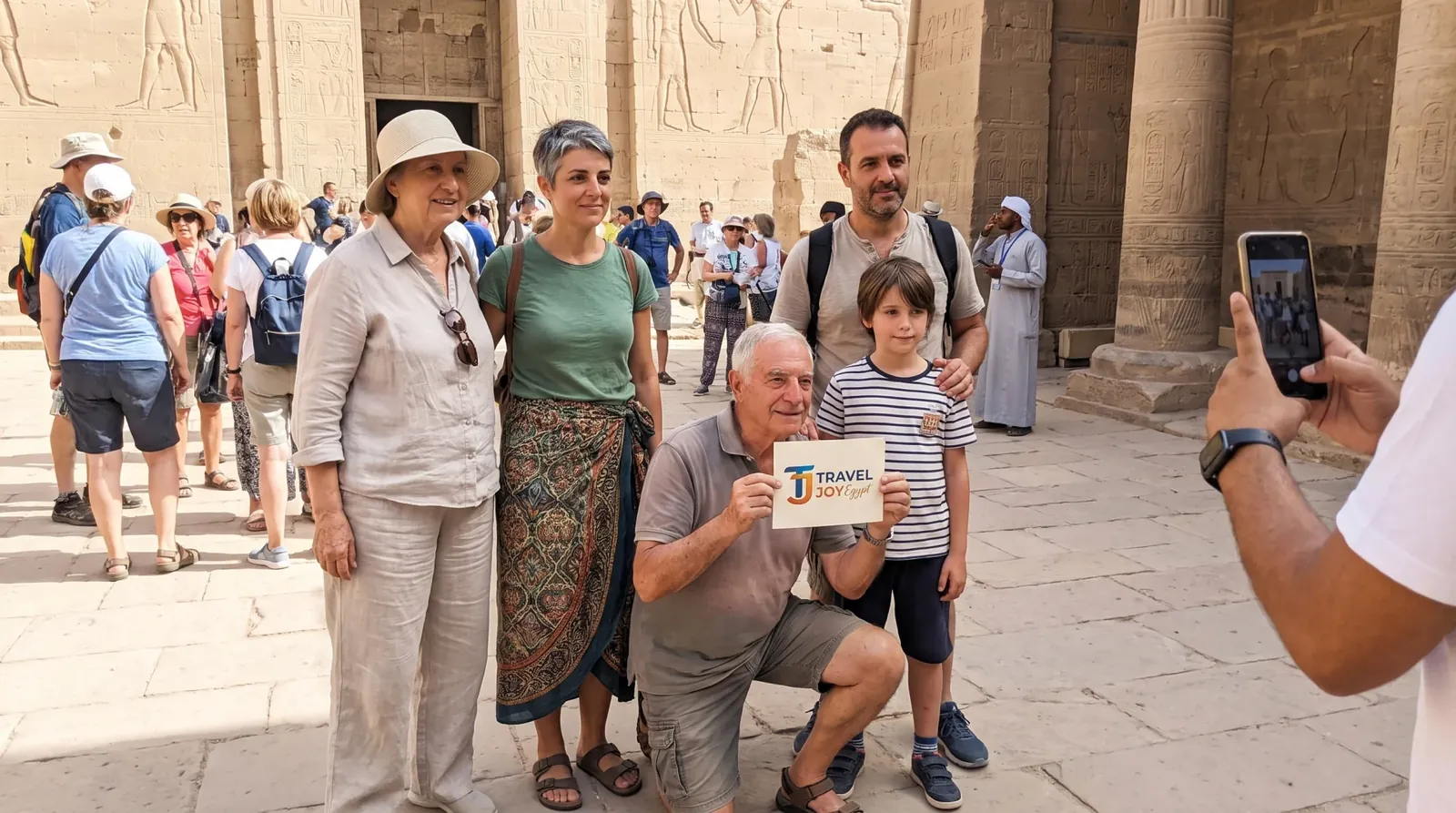 Viajantes em Philae Temple, Aswan – Tour de Símbolos Antigos de 11 Dias