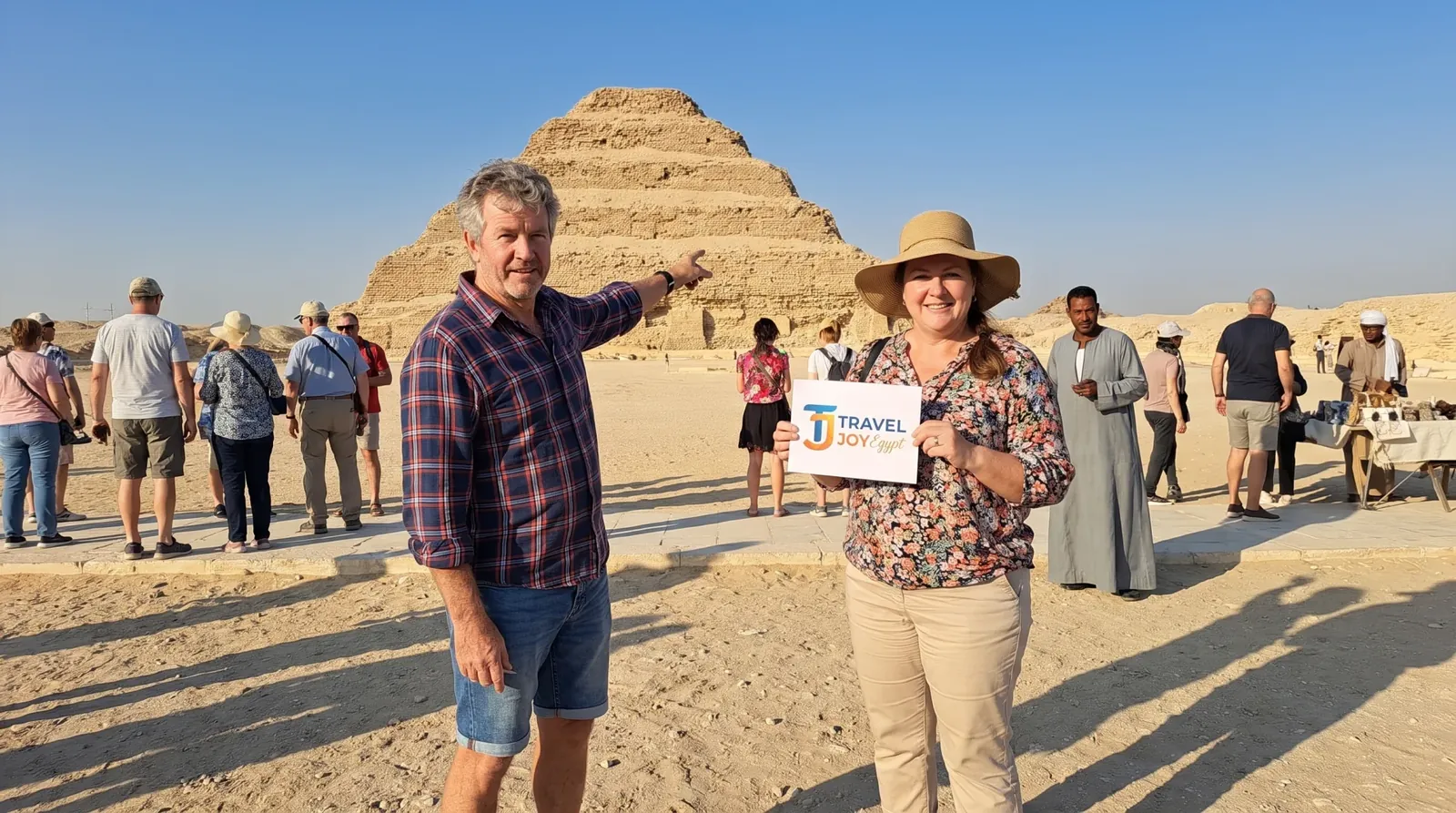 Cestovatelé u Step Pyramid of Djoser, Saqqara – 11denní ultimátní UNESCO Egyptská tour