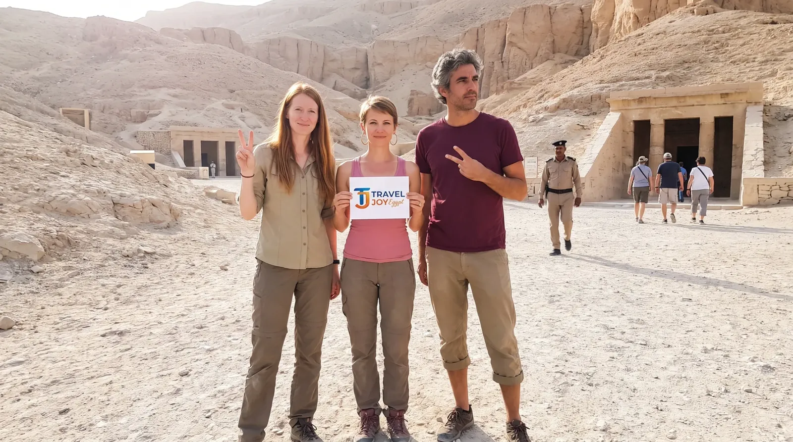 Reisende bei Valley of the Kings, Luxor – Ägypten Familienabenteuer: Nilkreuzfahrt & Rotes Meer
