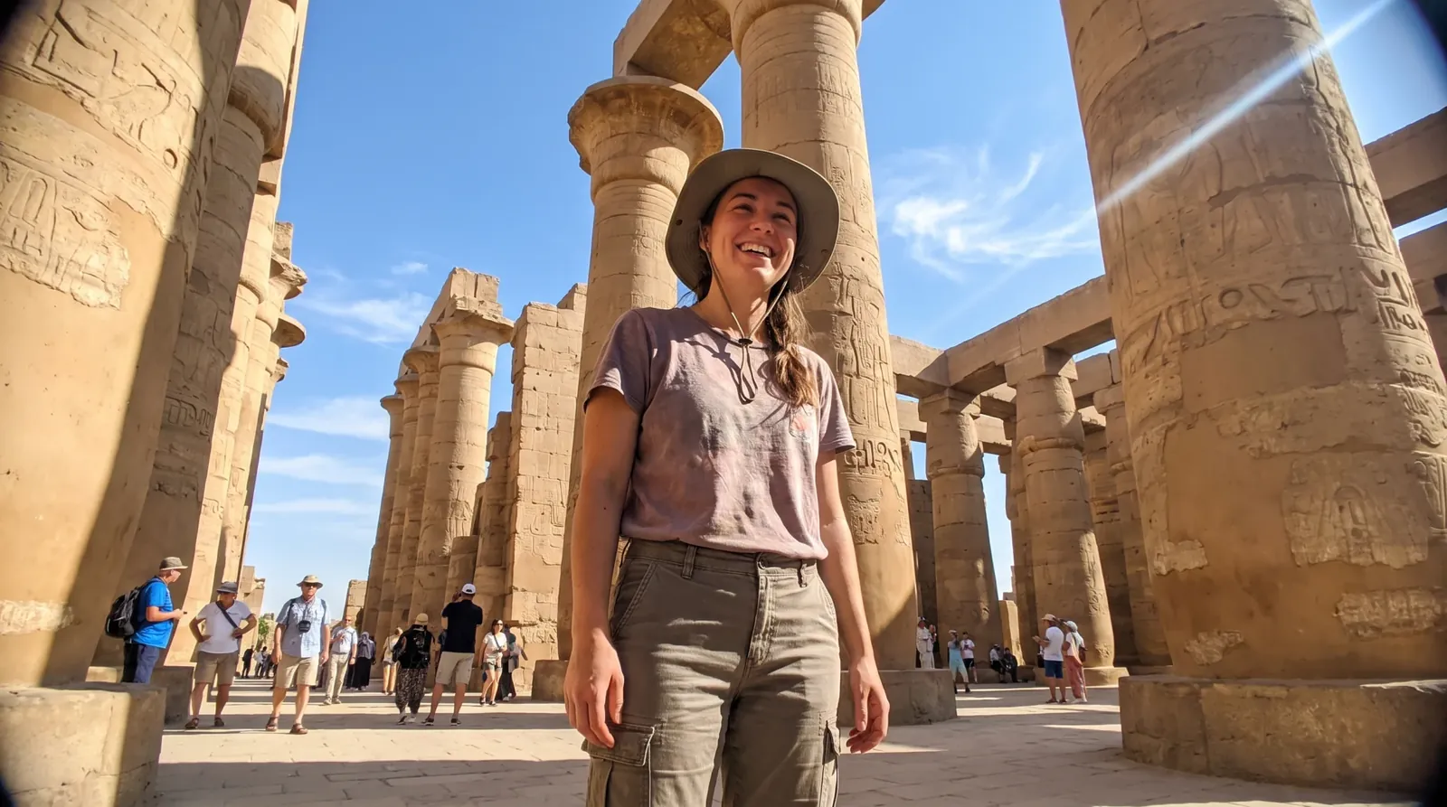 Reisende bei Karnak Temple, Luxor – Ägypten Familienabenteuer: Nilkreuzfahrt & Rotes Meer