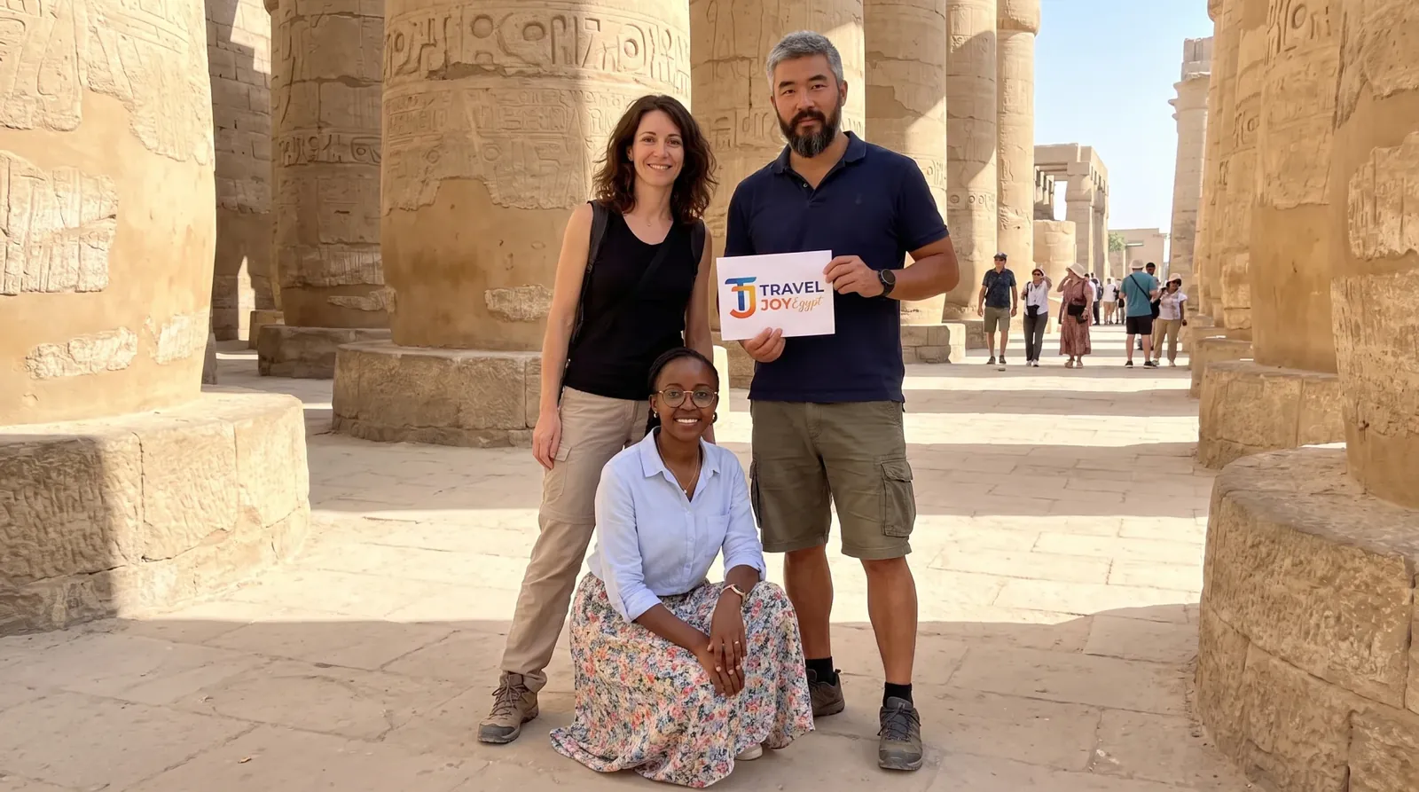 Reisende bei Karnak Temple, Luxor – 11-tägige Reise nach Kairo, Luxor & Oasen