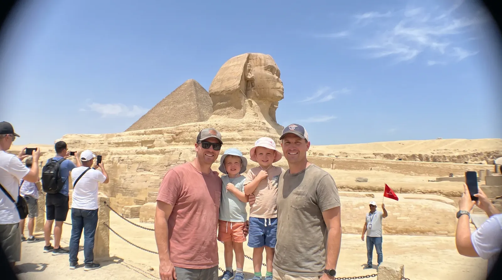 Viajeros en Great Sphinx of Giza – Tour en grupo de 11 días por Egipto: Pirámides, Nilo y Mar Rojo