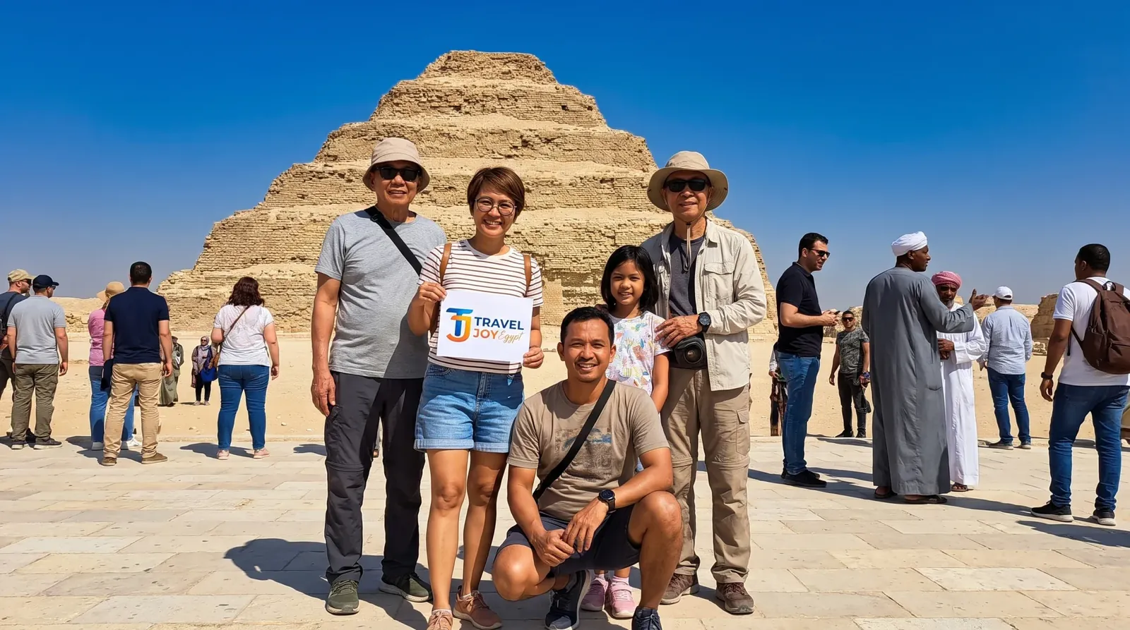 Cestovatelé u Step Pyramid of Djoser, Saqqara – 11denní dobrodružství s pyramidami a plavbou po Nilu