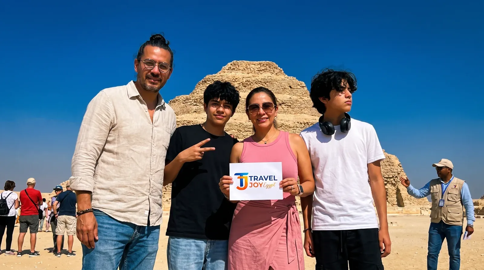 Viajeros en Step Pyramid of Djoser, Saqqara – Tour de Egipto para Mayores de 11 Días: Pirámides y Crucero por el Nilo