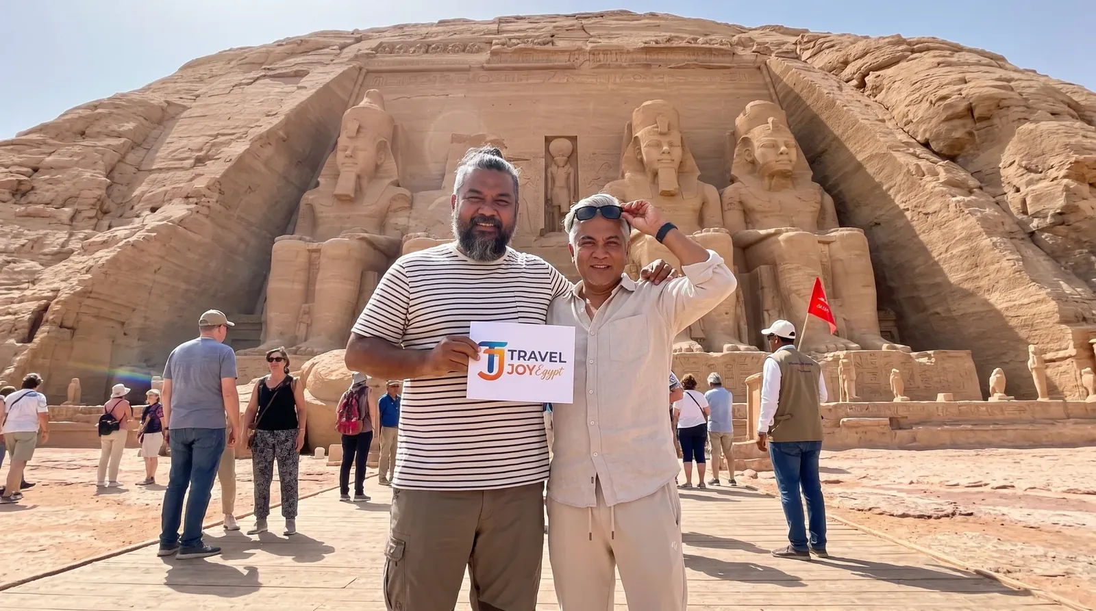 Viajeros en Abu Simbel Temples, Aswan – Descubrimiento de Egipto de 12 Días y Odisea del Mar Rojo