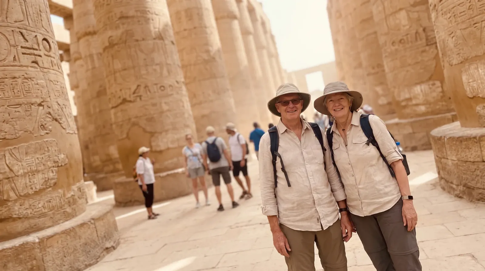Viajeros en Karnak Temple, Luxor – Descubrimiento de Egipto de 12 Días y Odisea del Mar Rojo