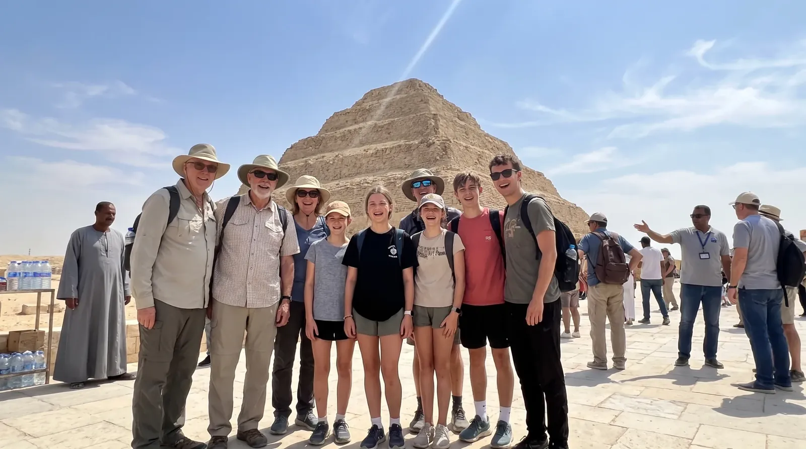 Reisende bei Step Pyramid of Djoser, Saqqara – Ägyptens Pyramiden, Alexandria & Rotes Meer Tour