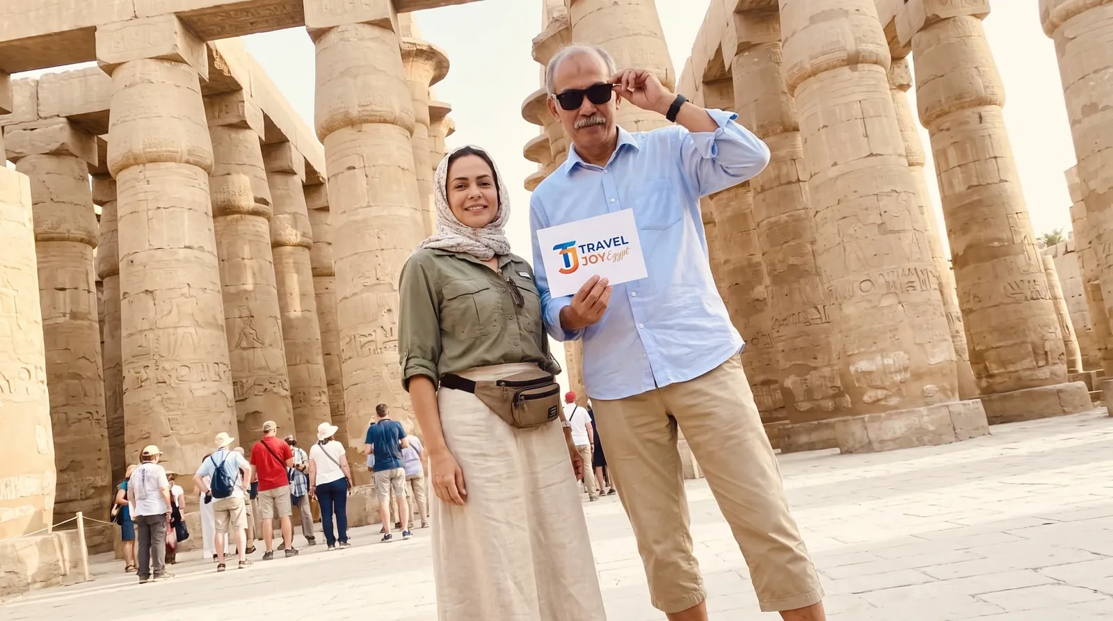 Viajeros en Karnak Temple, Luxor – Navidad en Egipto: El Cairo, Hurghada y Crucero por el Nilo