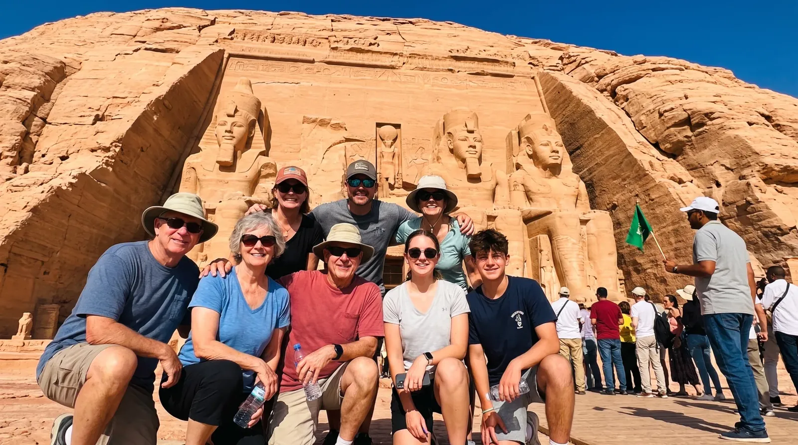 Cestovatelé u Abu Simbel Temples, Aswan – 12denní Velký egyptský zájezd: Káhira, Níl a poušť