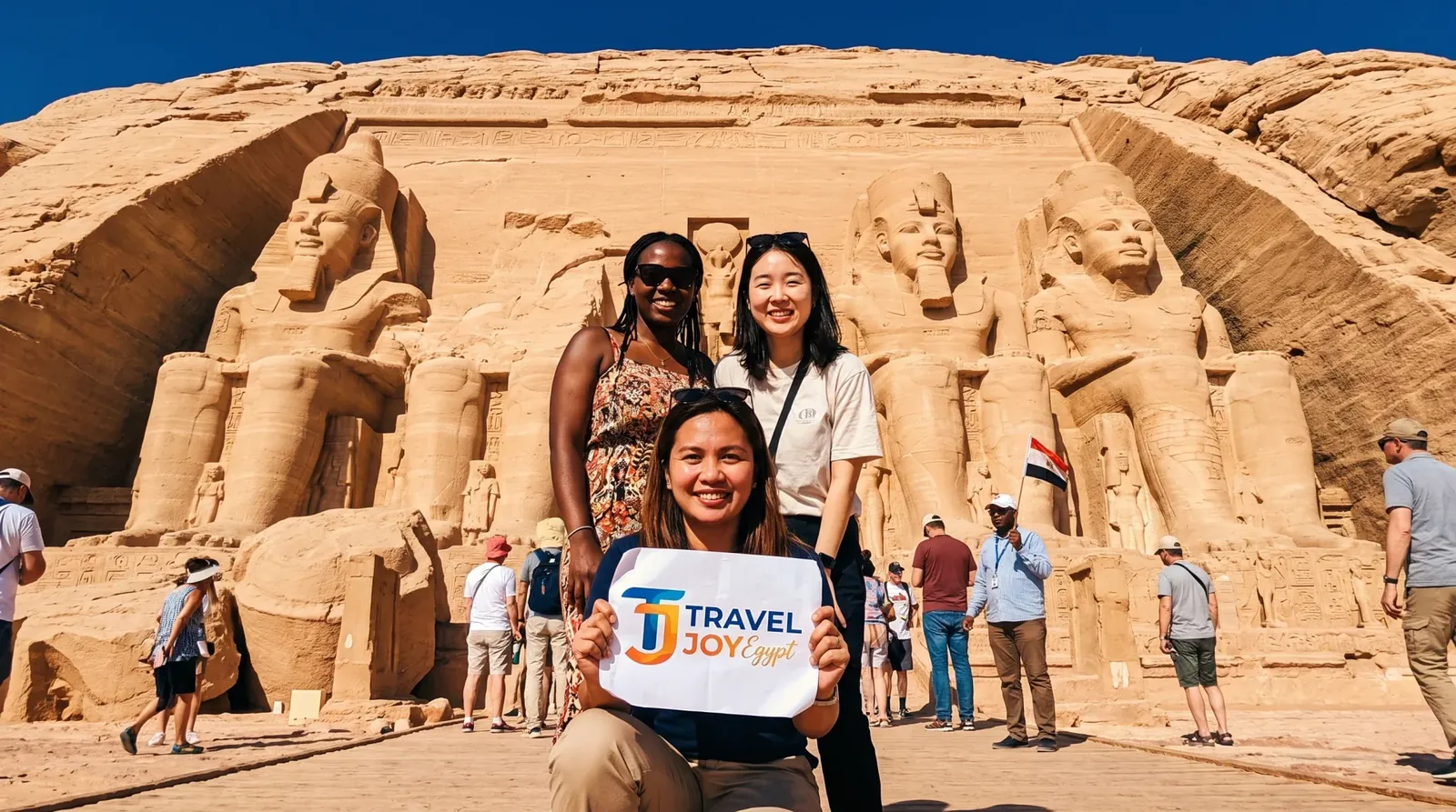 Viajeros en Abu Simbel Temples, Aswan – Egipto y Jordania Gran Tour: Aventura de 12 Días