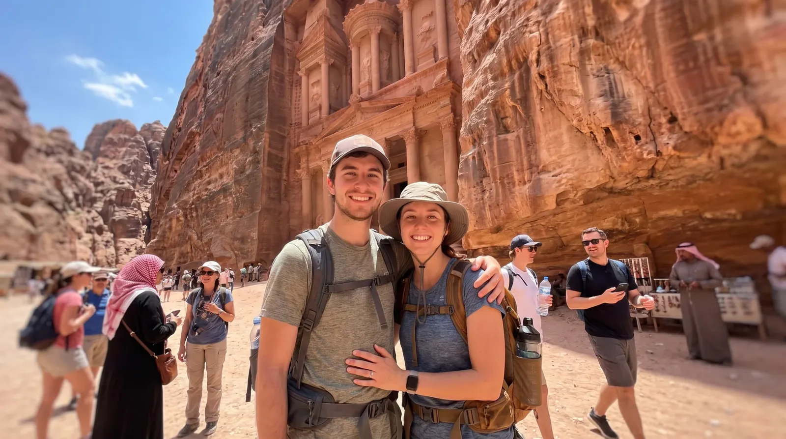 Viajantes em Petra Treasury, Jordan – Cruzeiro de 12 dias no Egito, Nilo e Jordânia