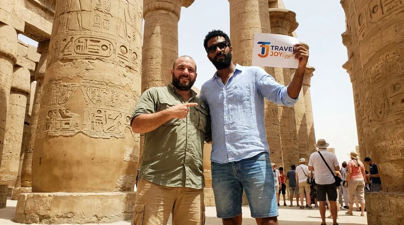 Reisende bei Karnak Temple, Luxor – 12-tägige Ägypten-Überlandexpedition