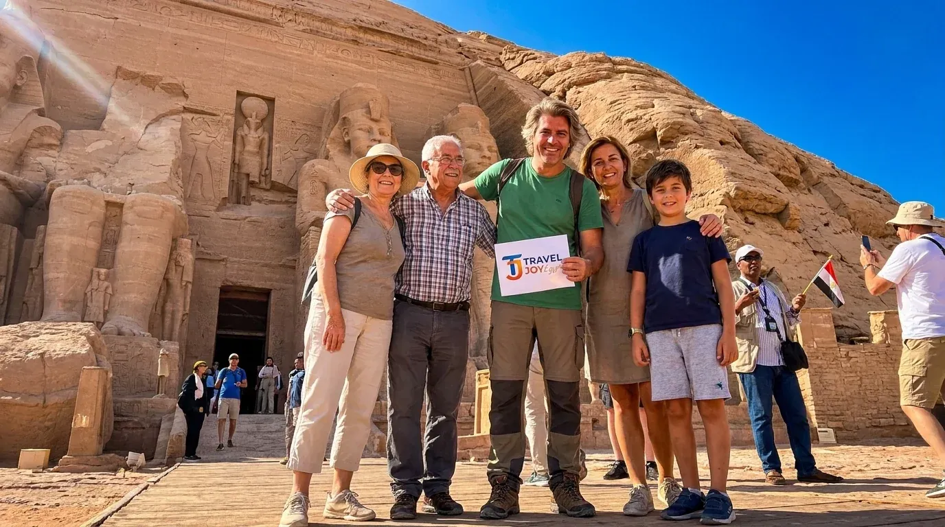 Reisende bei Abu Simbel Temples, Aswan – 12-tägige Grand Egypt Tour: Kairo, Nil & Hurghada