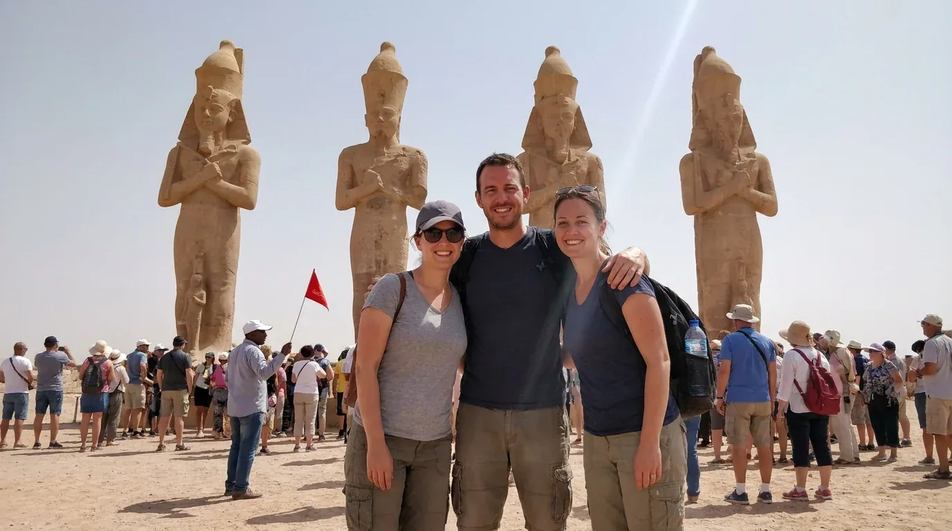 Viajantes em Abu Simbel Temples, Aswan – Tour para Mulheres Sozinhas no Egito: Pirâmides, Nilo e Mar Vermelho