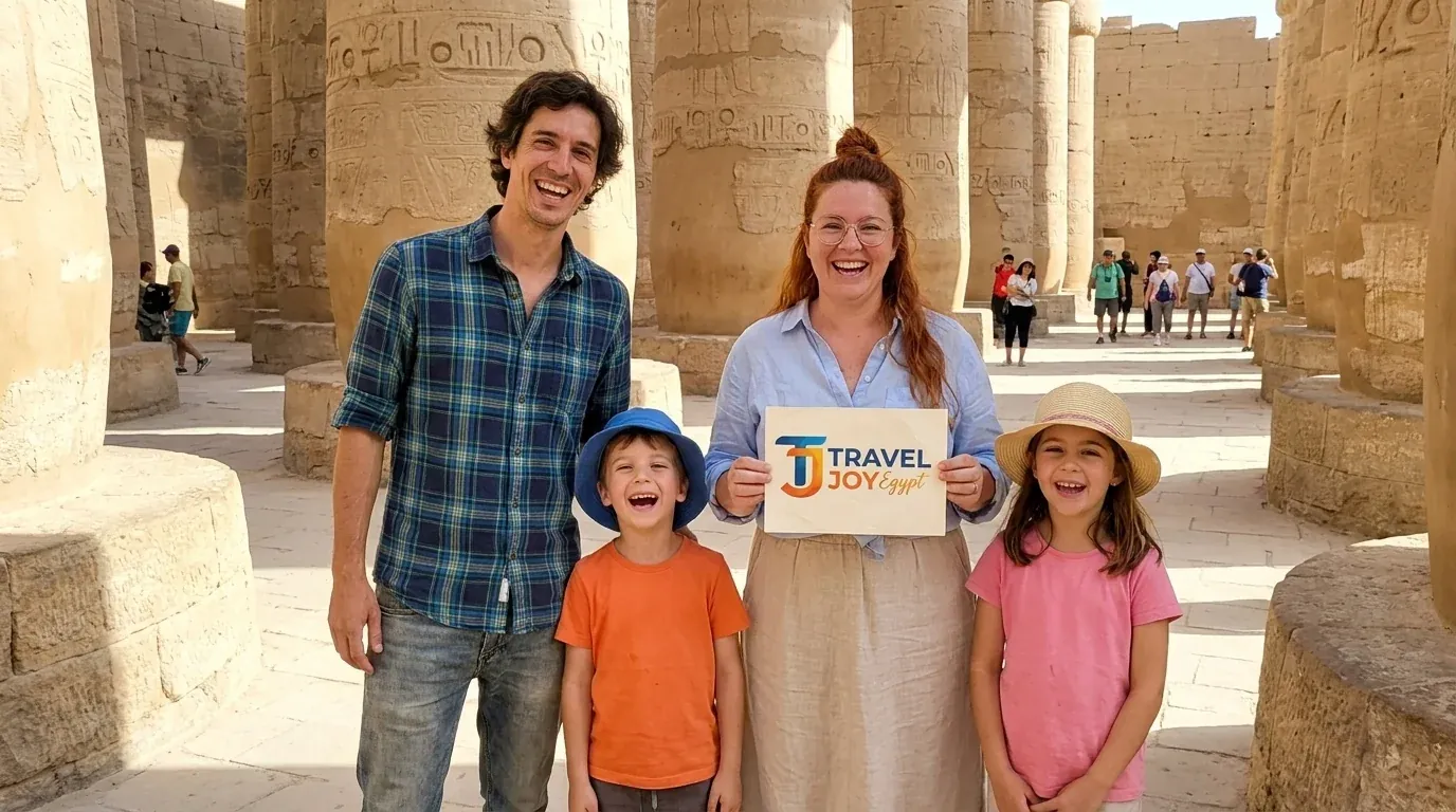 Viajantes em Karnak Temple, Luxor – Tour para Mulheres Sozinhas no Egito: Pirâmides, Nilo e Mar Vermelho