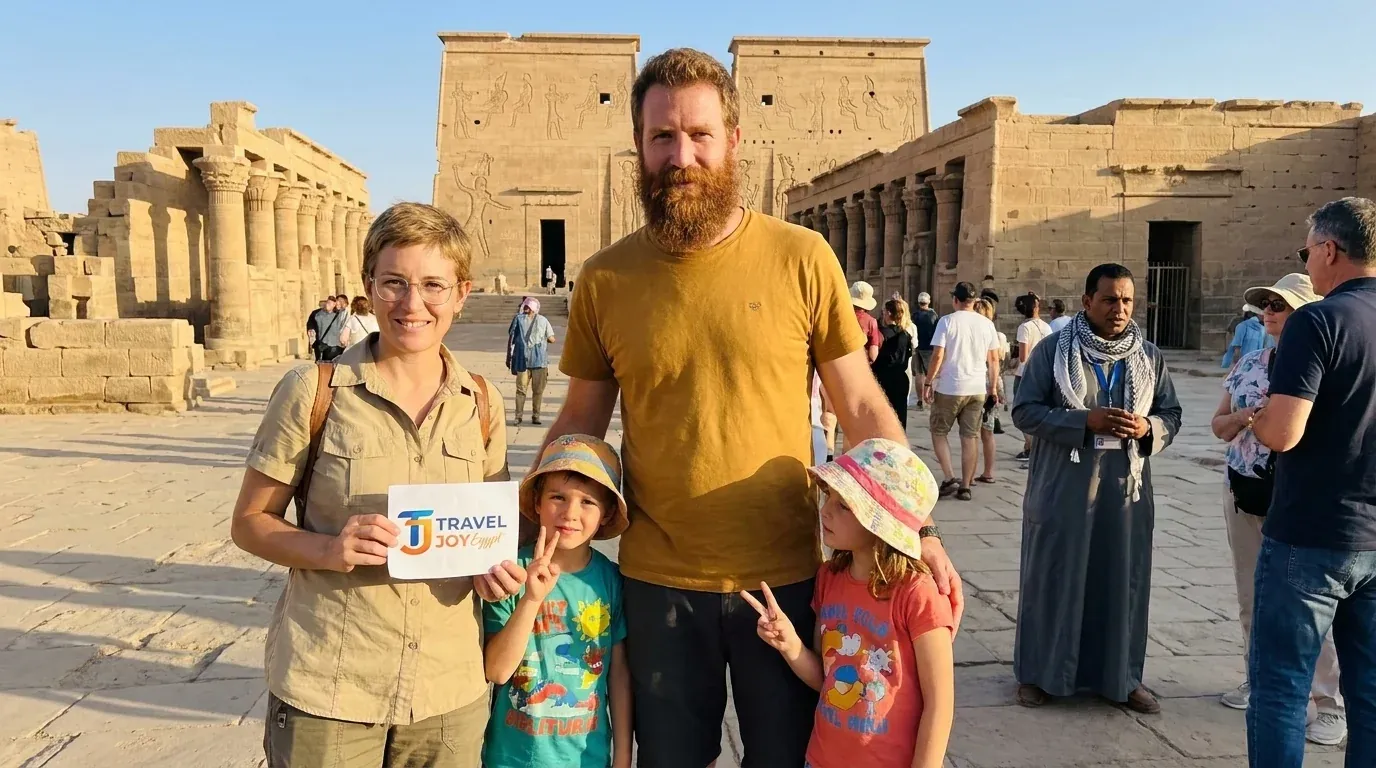 Reisende bei Philae Temple, Aswan – 12-tägige Ägyptens ultimative Luxustour