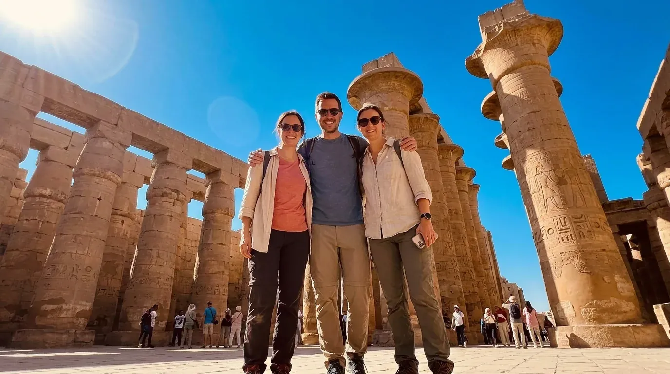 Reisende bei Karnak Temple, Luxor – 12-tägige Ägyptens ultimative Luxustour