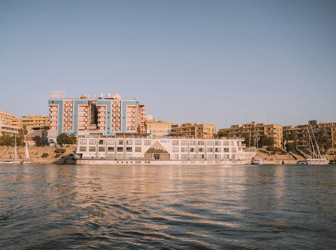 Nile cruise between Luxor and Aswan – Aventura Familiar en Egipto de 13 Días y Crucero por el Nilo