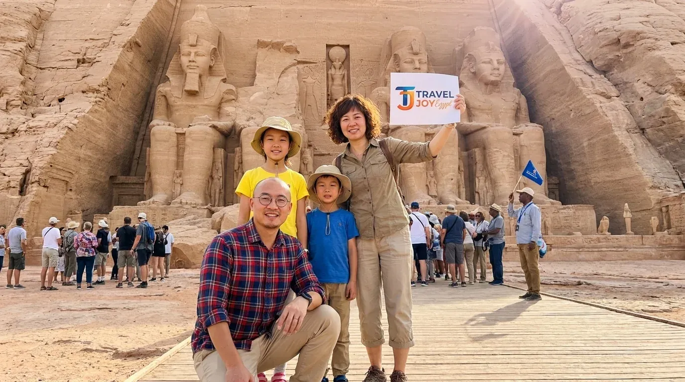 Reisende bei Abu Simbel Temples, Aswan – 13-tägige Grand Egypt Tour: Kairo, Nil & Rotes Meer