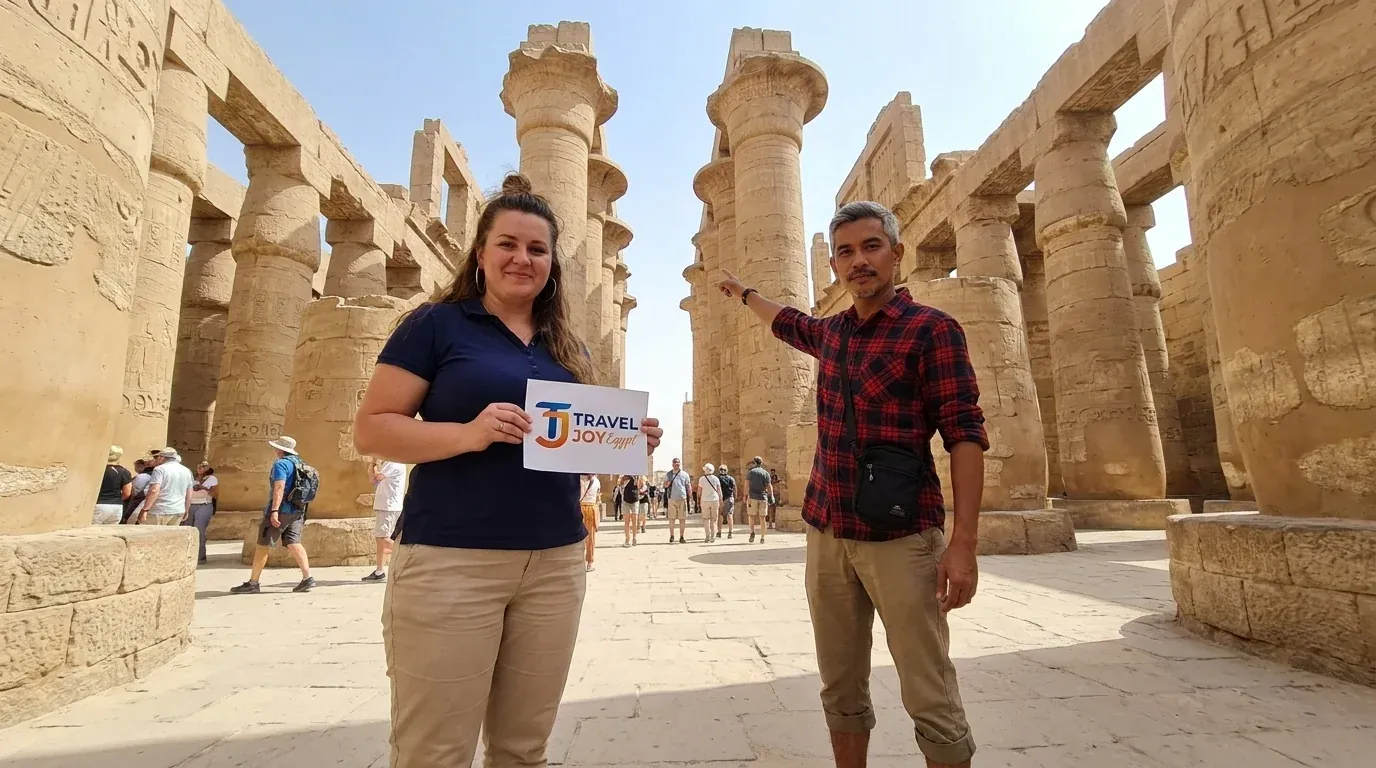 Viajeros en Karnak Temple, Luxor – 13 Días Egipto: El Cairo, Crucero por el Nilo y Aventura en el Sahara
