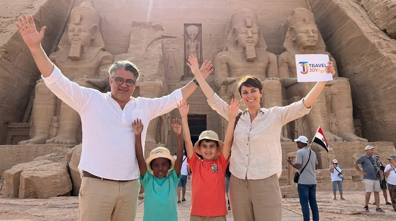 Reisende bei Abu Simbel Temples, Aswan – 13-tägige Grand Egypt Tour: Pyramiden, Nil & Rotes Meer