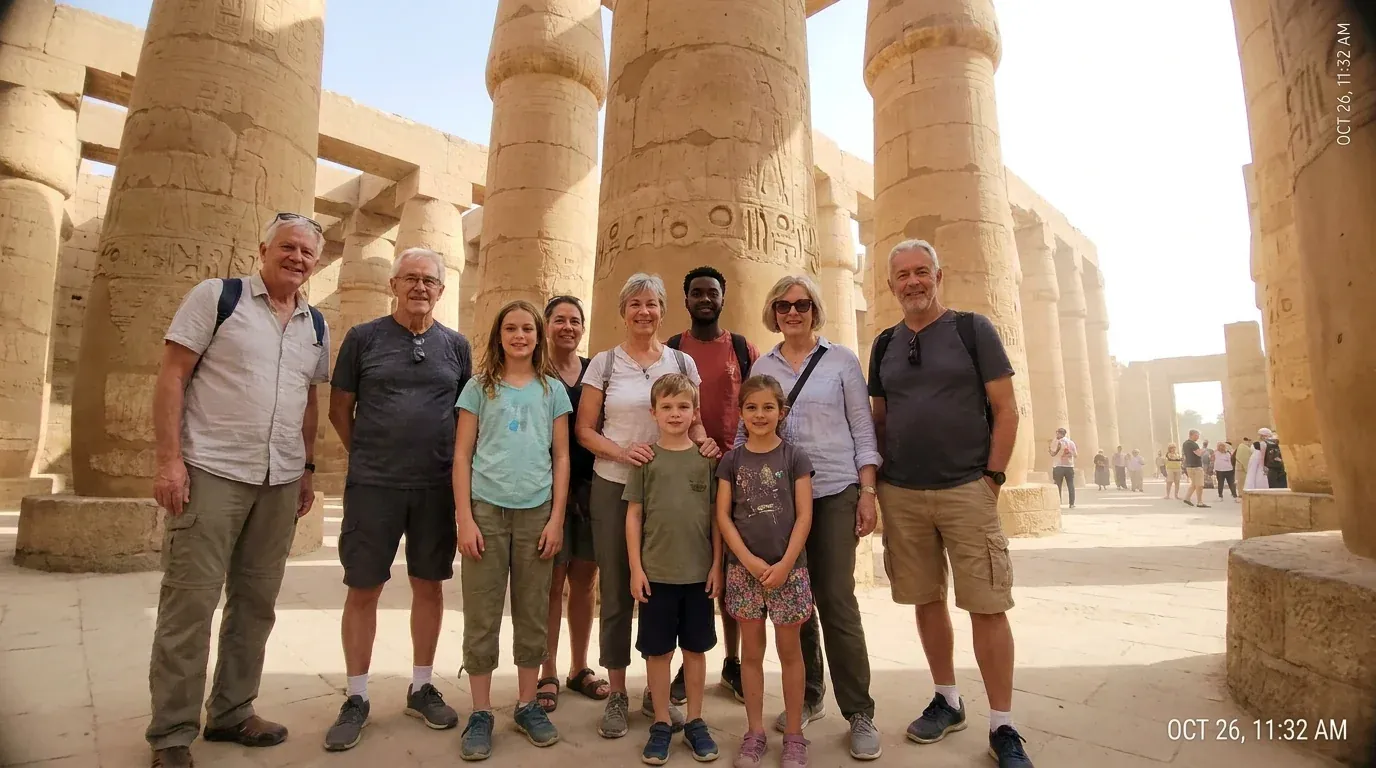 Reisende bei Karnak Temple, Luxor – 13-tägige Grand Egypt Tour: Pyramiden, Nil & Rotes Meer