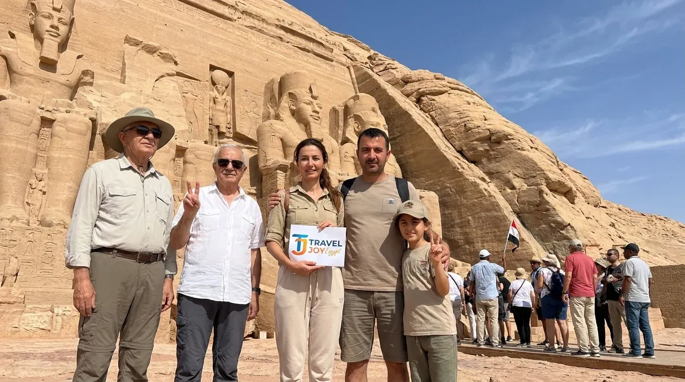 Reisende bei Abu Simbel Temples, Aswan – 13-tägige kulturelle Schätze Ägyptens