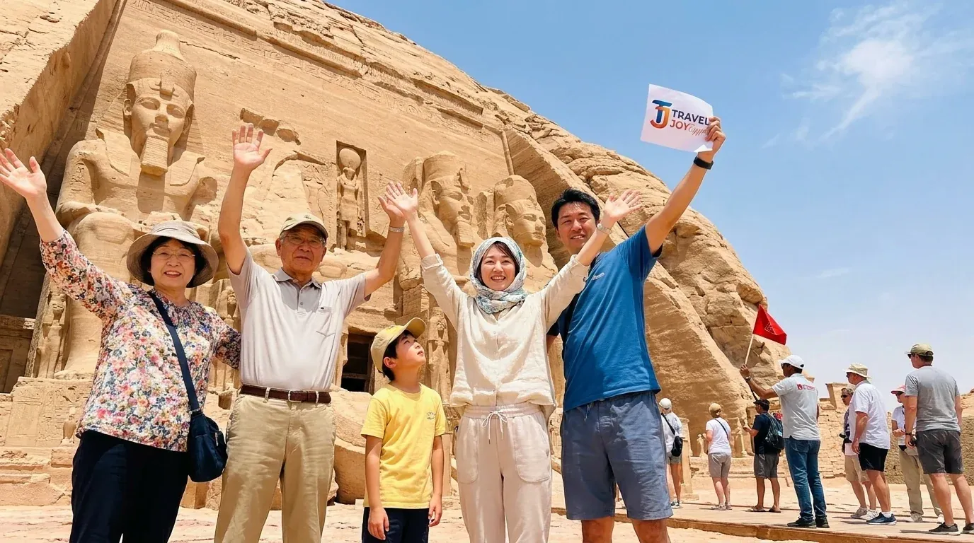 Reisende bei Abu Simbel Temples, Aswan – 13 Tage Kulturreise nach Ägypten