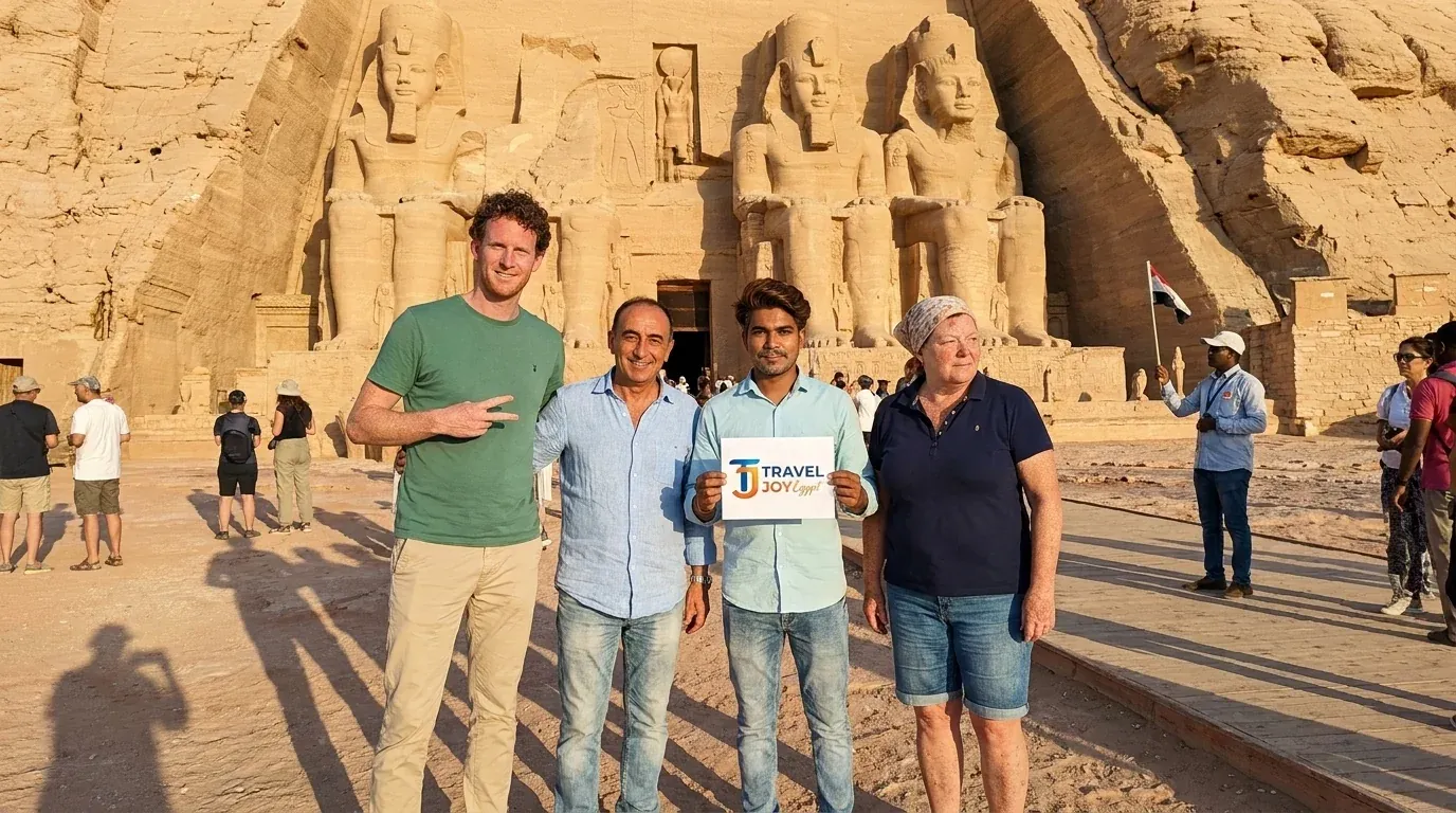 Cestovatelé u Abu Simbel Temples, Aswan – Egypt & Jordan Grand Tour: 13 dní objevování