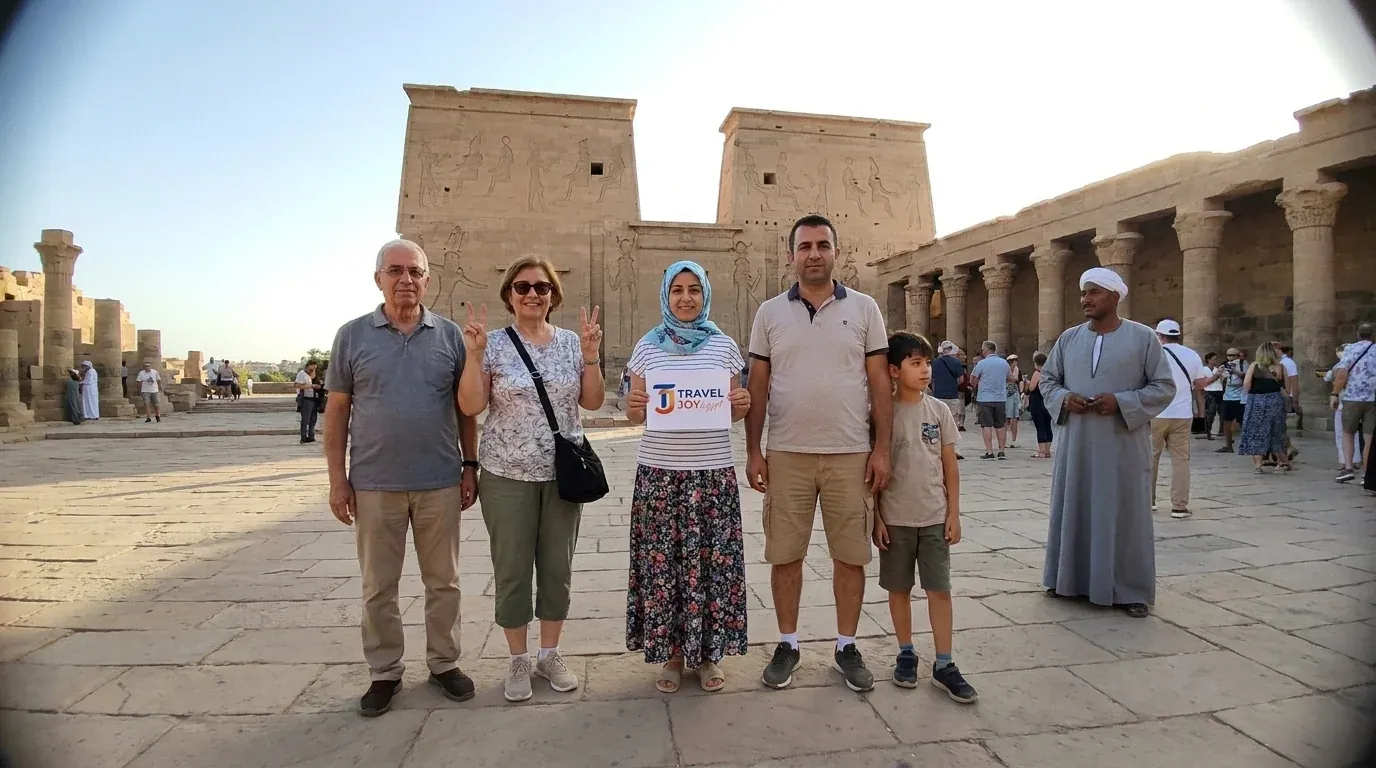 Cestovatelé u Philae Temple, Aswan – 13denní nádherná egyptská tour pro seniory