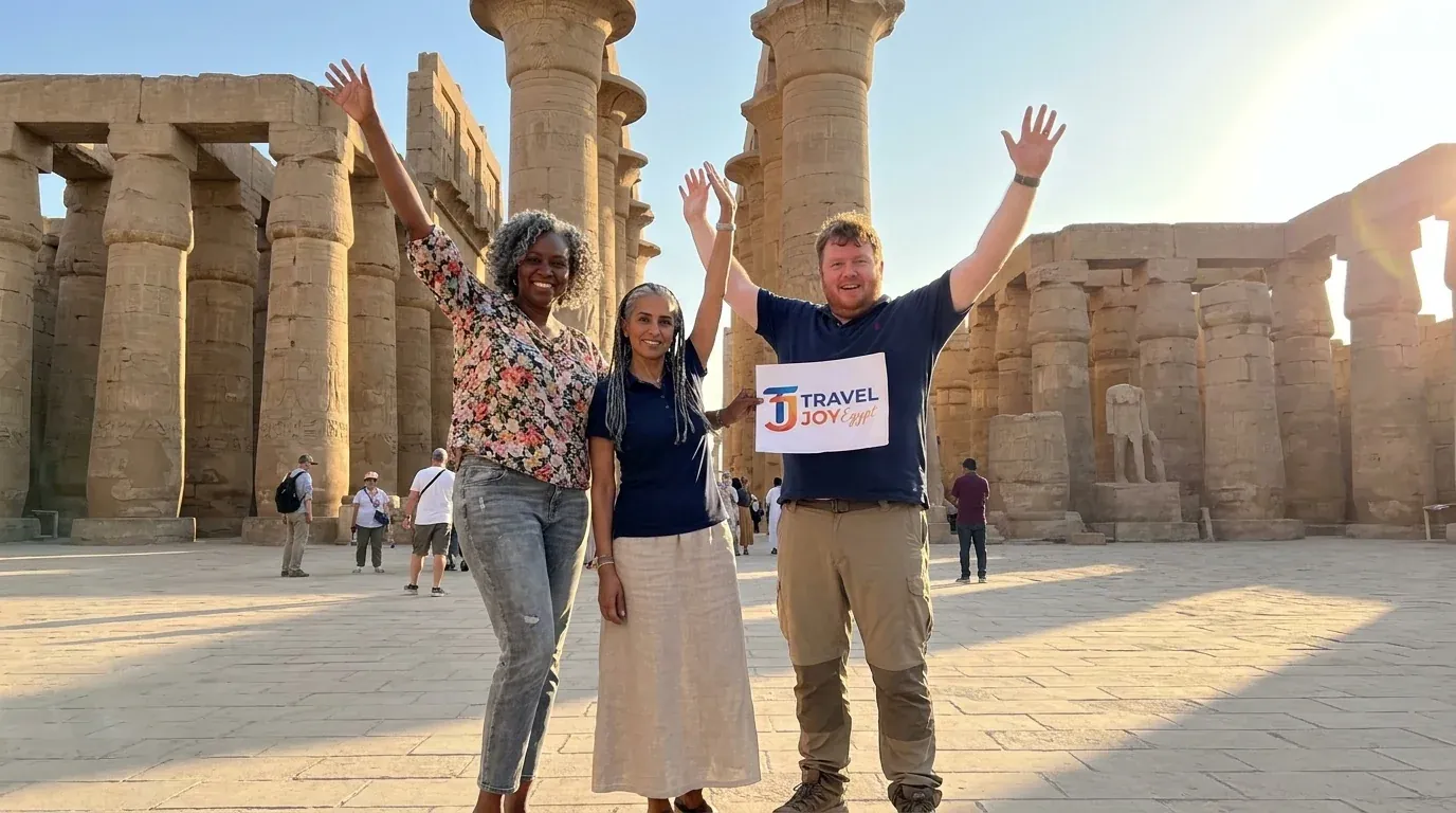 Cestovatelé u Karnak Temple, Luxor – Egypt & Jordan: Pyramidy, Petra & Rudé moře