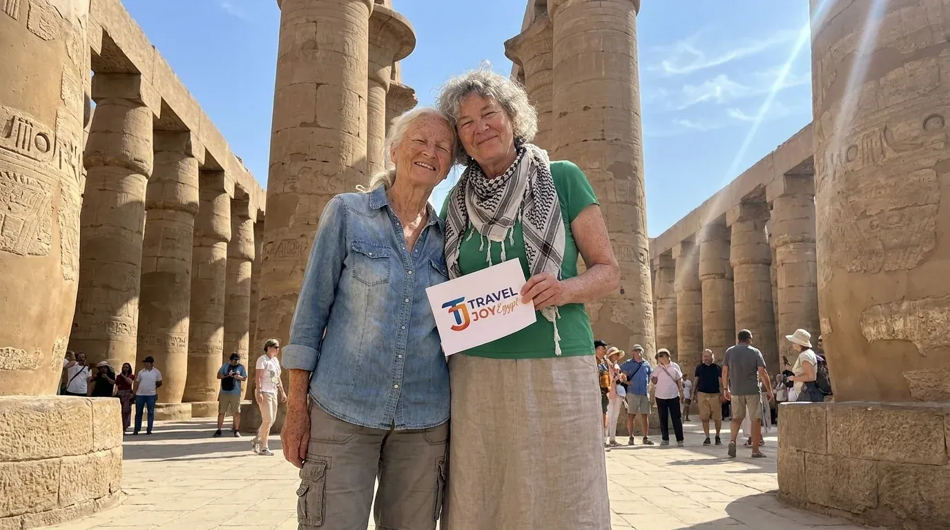 Viajantes em Karnak Temple, Luxor – Aventura no Egito de 14 Dias: Oásis, Faraós & Mar Vermelho